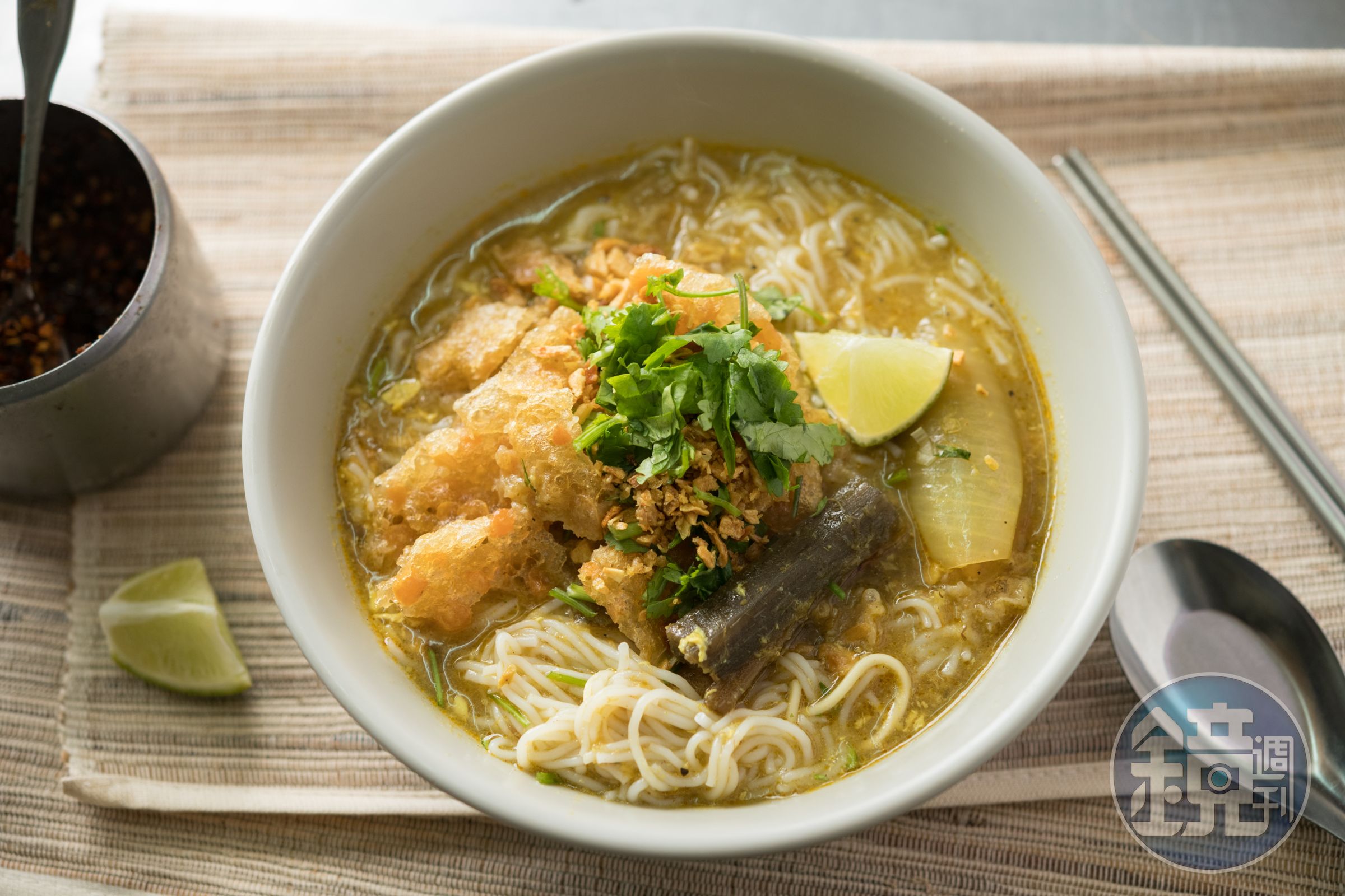 「魚湯麵」是用草魚和吳郭魚熬湯底,湯頭喝得到濃濃魚鮮味和魚肉末,米線Q彈細滑。(80元/碗)