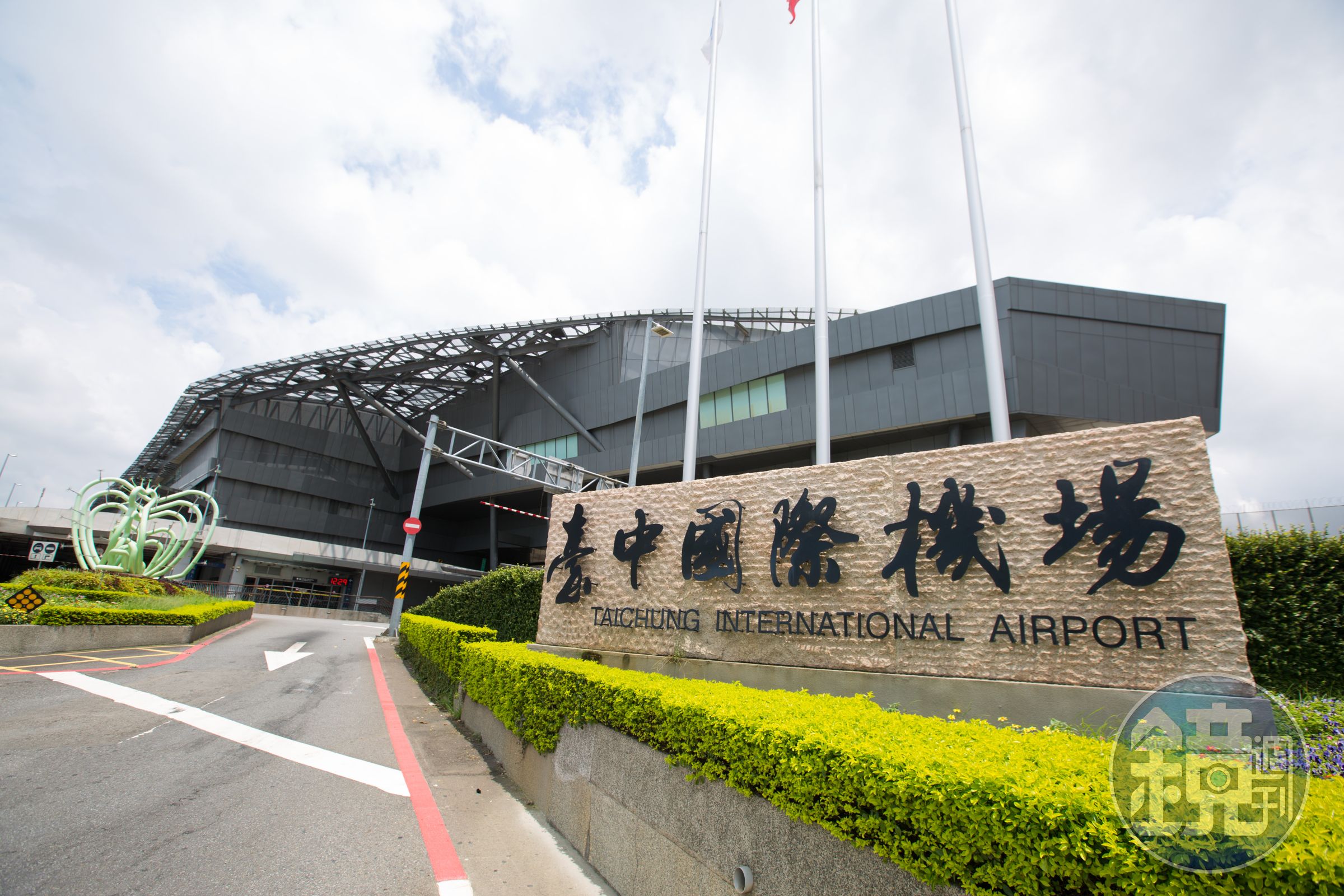 台中國際機場大廳有2名旅客在超商因關東煮排隊問題互嗆，航警到處勸阻，最終兩人互不提告。（本刊資料照）