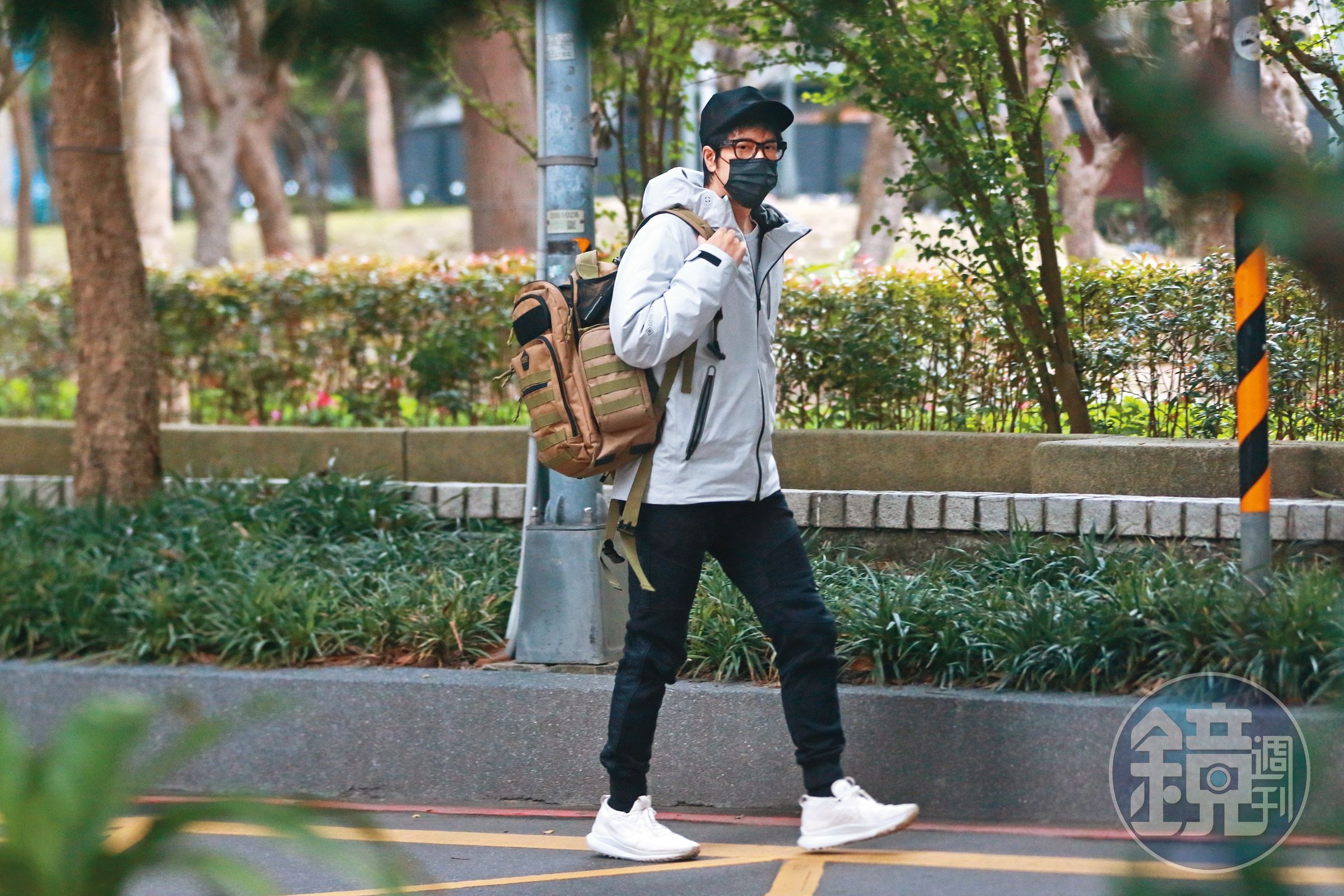 10：47 走在台北東區的路上，王力宏看起來有點睡眼惺忪，下車時眼睛也不停看向各方。