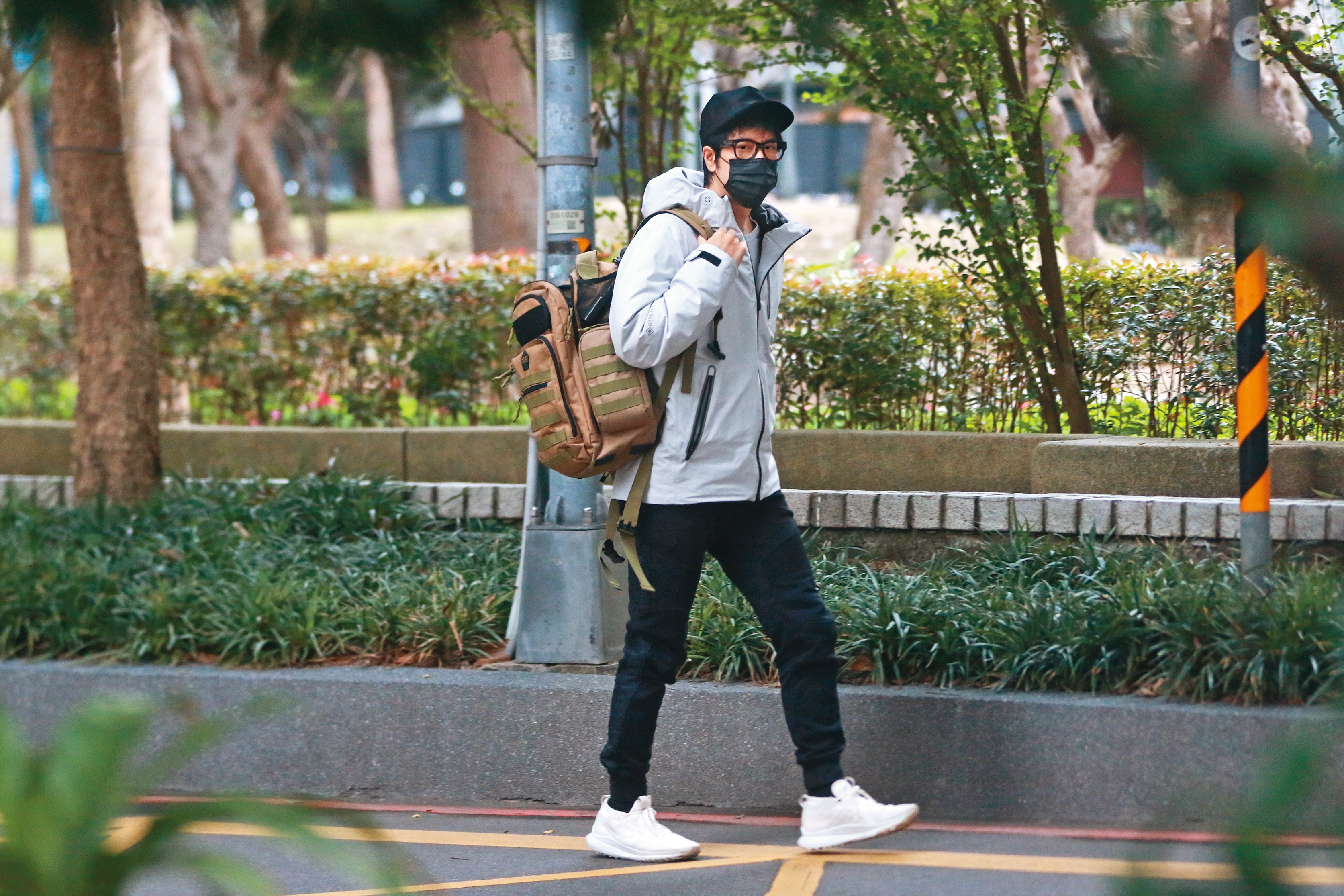 10：47 走在台北東區的路上，王力宏看起來有點睡眼惺忪，下車時眼睛也不停看向各方。