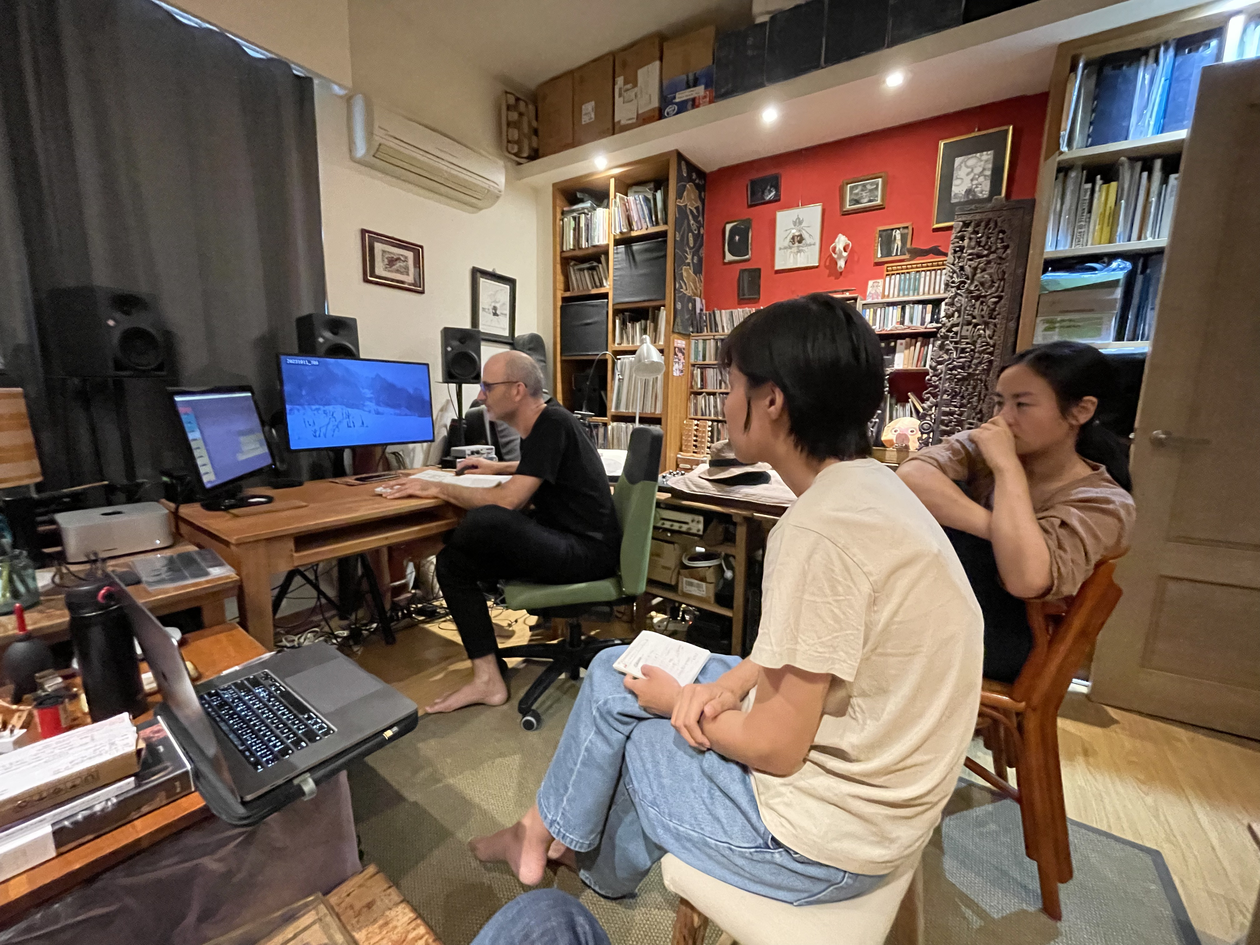 羅苡珊（右一）長期關注澎葉生（右三）的作品，邀請後者參與本片的聲音設計工作。（羅苡珊提供）