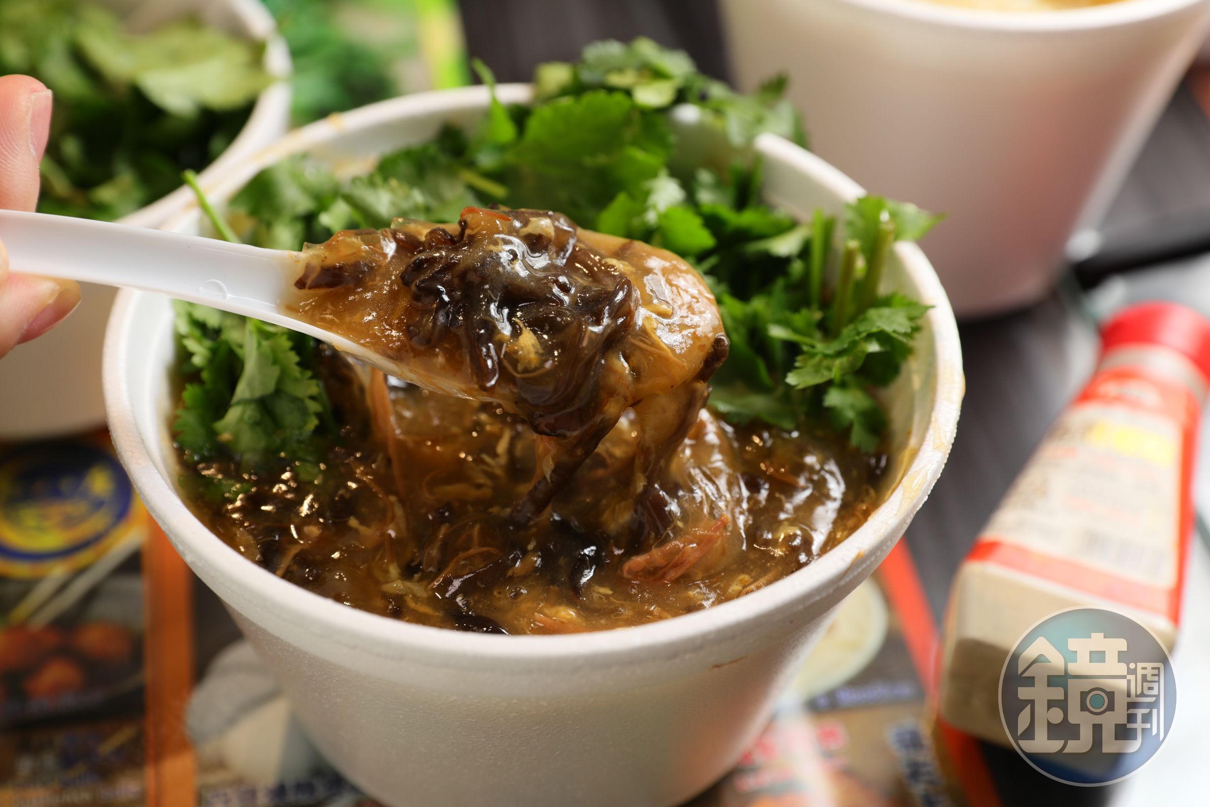 「招牌火鴨翅」的稠度大約是台灣肉羹的3倍,口感很奇妙。(港幣39元/碗,加芫荽港幣5元)