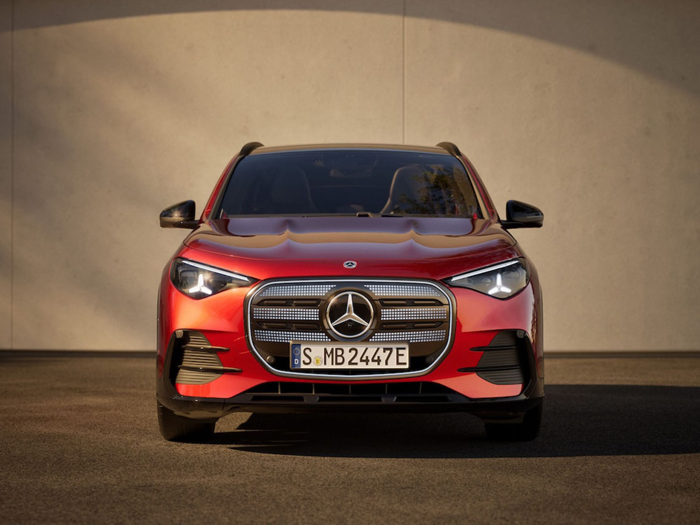 車頭採用全新 C-Class electic 電動車的「復古大型水箱罩」，與 CLA/GLB 一體式大燈不同。