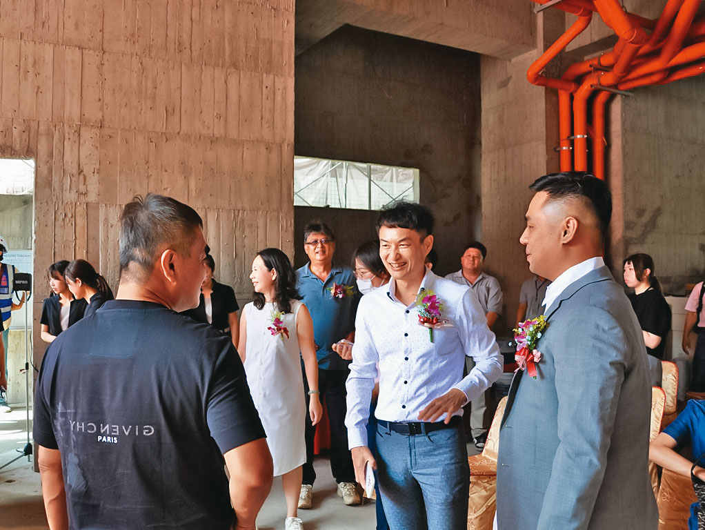 陳舜智（前右2）本業為營造廠董座，中台灣住宅類建築以立穩案量最多。（翻攝立穩營建臉書）