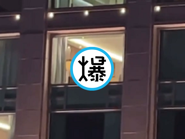 情侶住飯店超故意，貼窗活春宮給大家看！男女鄉民圍觀激嗨了。（翻自《51吃瓜網》）