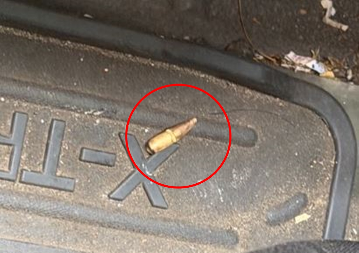 經十軍團派員比對確認,當天靶場確實有部隊在進行實彈射擊訓練,而飛入車內的物體是一枚彈殼。(民眾提供)