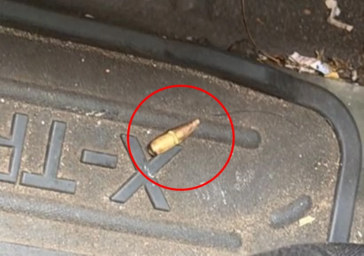 經十軍團派員比對確認，當天靶場確實有部隊在進行實彈射擊訓練，而飛入車內的物體是一枚彈殼。（民眾提供）