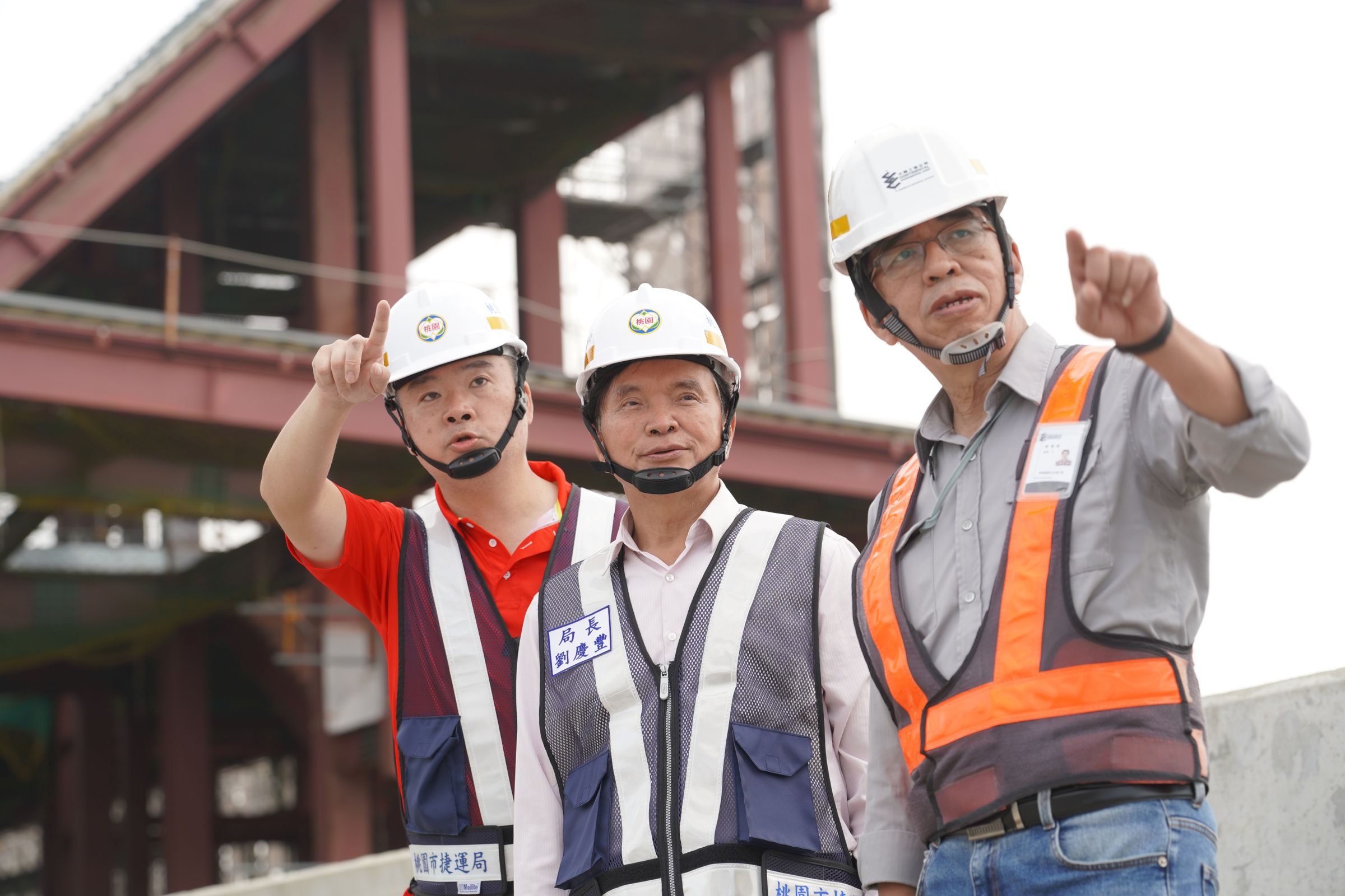 桃園市政府捷運工程局局長劉慶豐(中)表示,施工團隊24小時不間斷施工,努力達成2026年綠線北段通車目標。