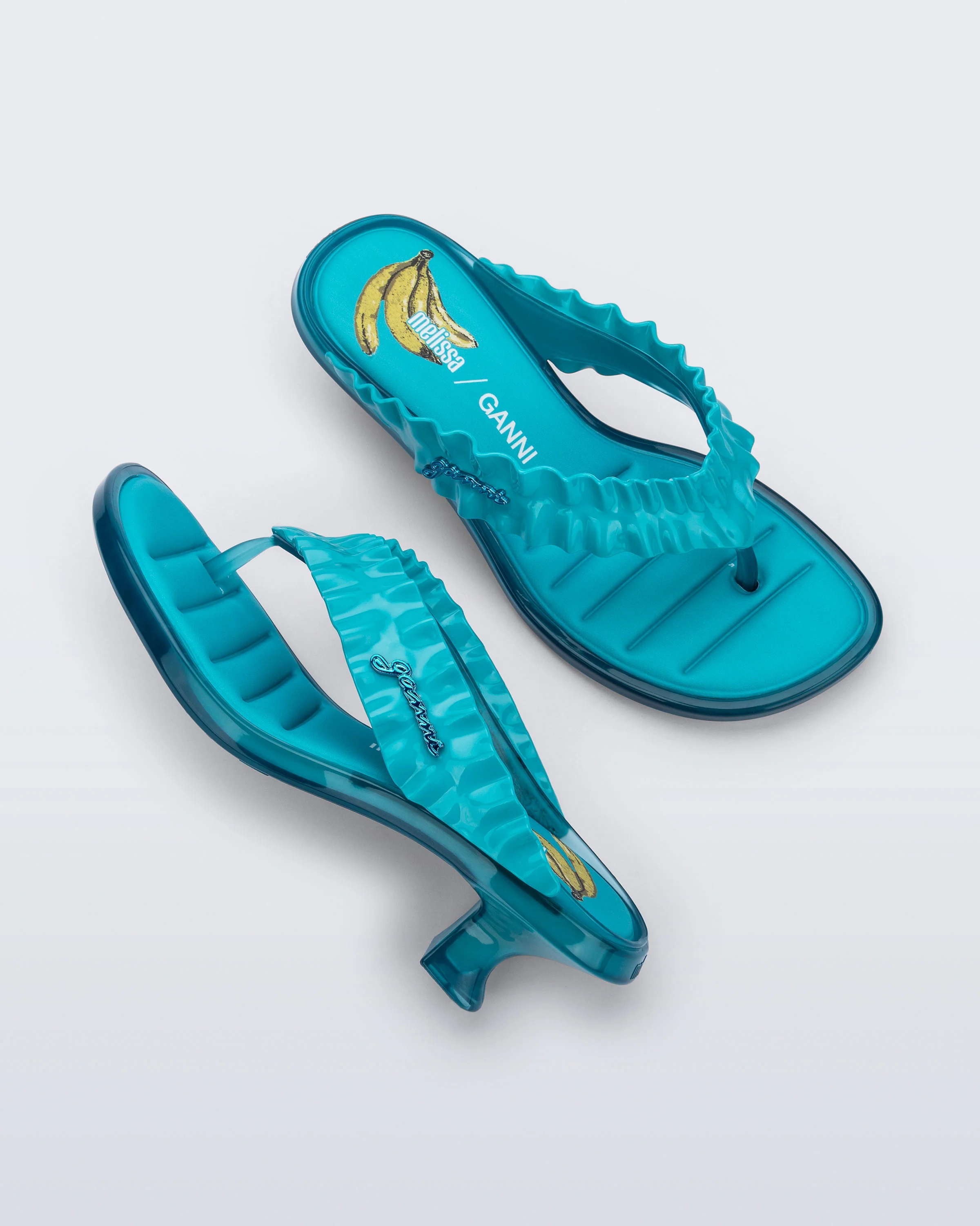 Melissa/GANNI細跟夾腳涼鞋(深海藍)。NT$5,800(惇聚國際提供)