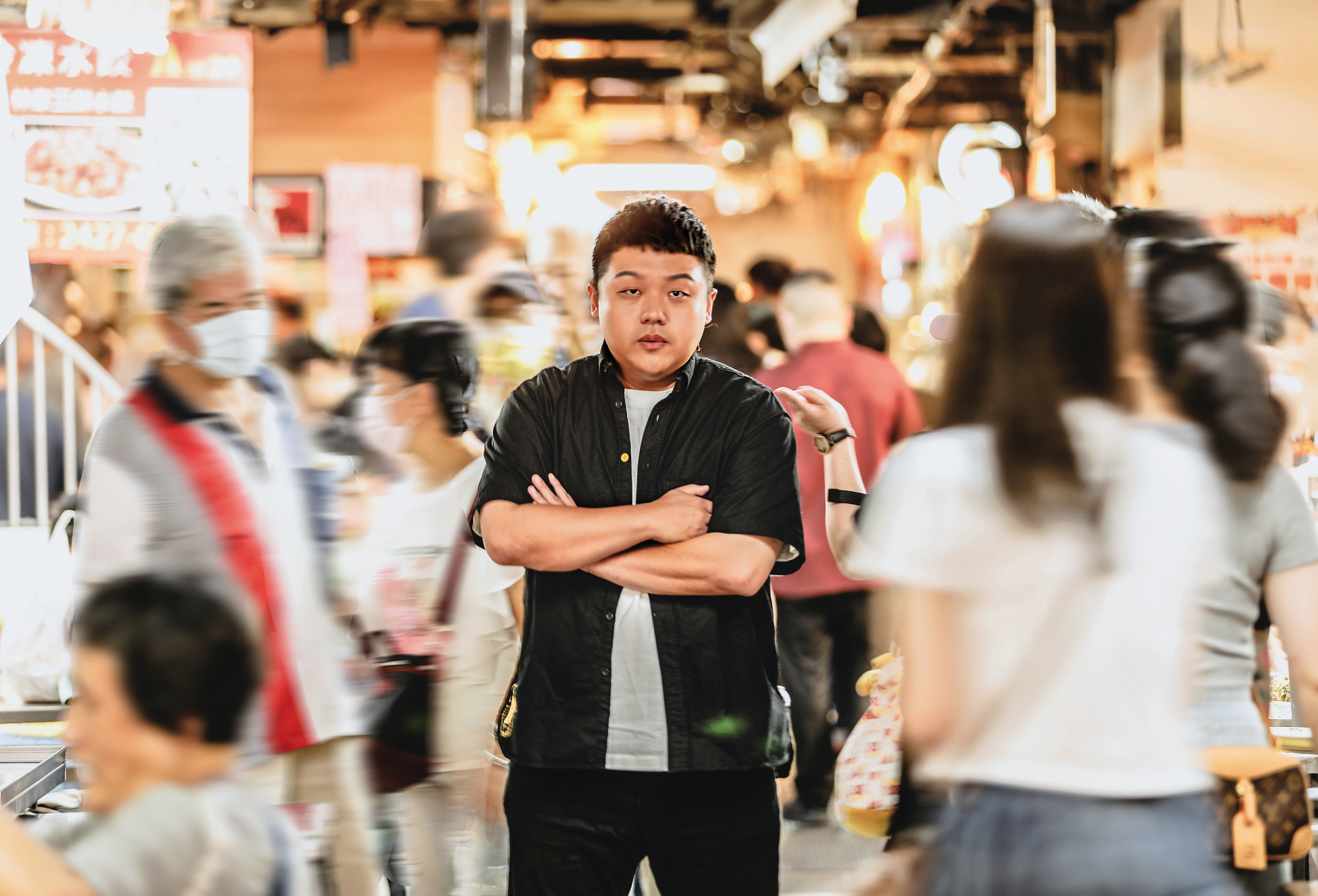 小納豆作為短影片創作者，經常穿梭在市場和大街小巷中吃美食，他認為台灣民間的食物既簡單又好吃，尤其滷肉飯和乾麵是他的最愛。