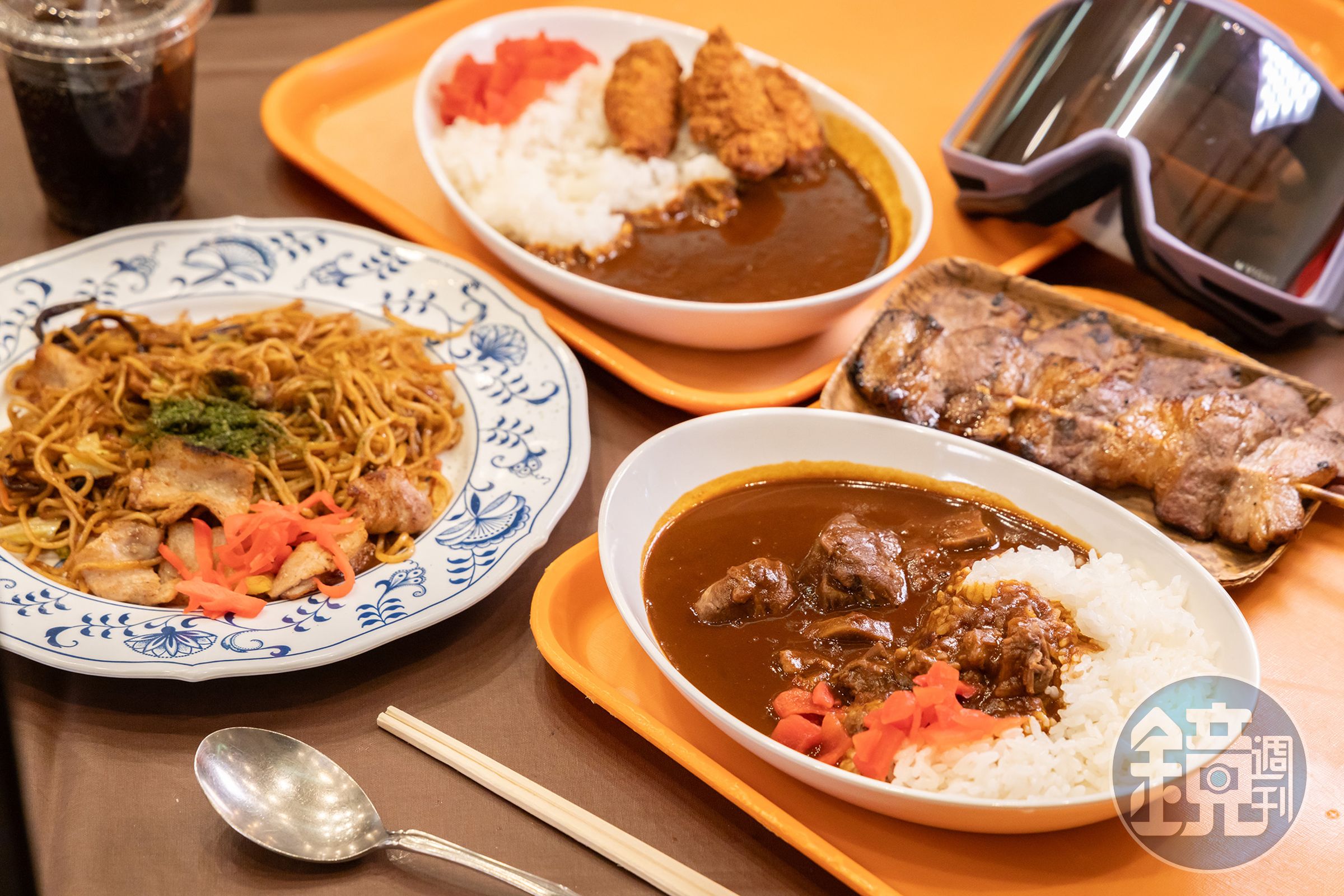 美食廣場裡有「和牛咖哩(下)」「炸牡蠣咖哩(上)」(皆2,000日圓/份,約NT$430),「豬肉日式炒麵(左)」「牛舌串烤(右)」(皆1,000日圓/份,約NT$215)。
