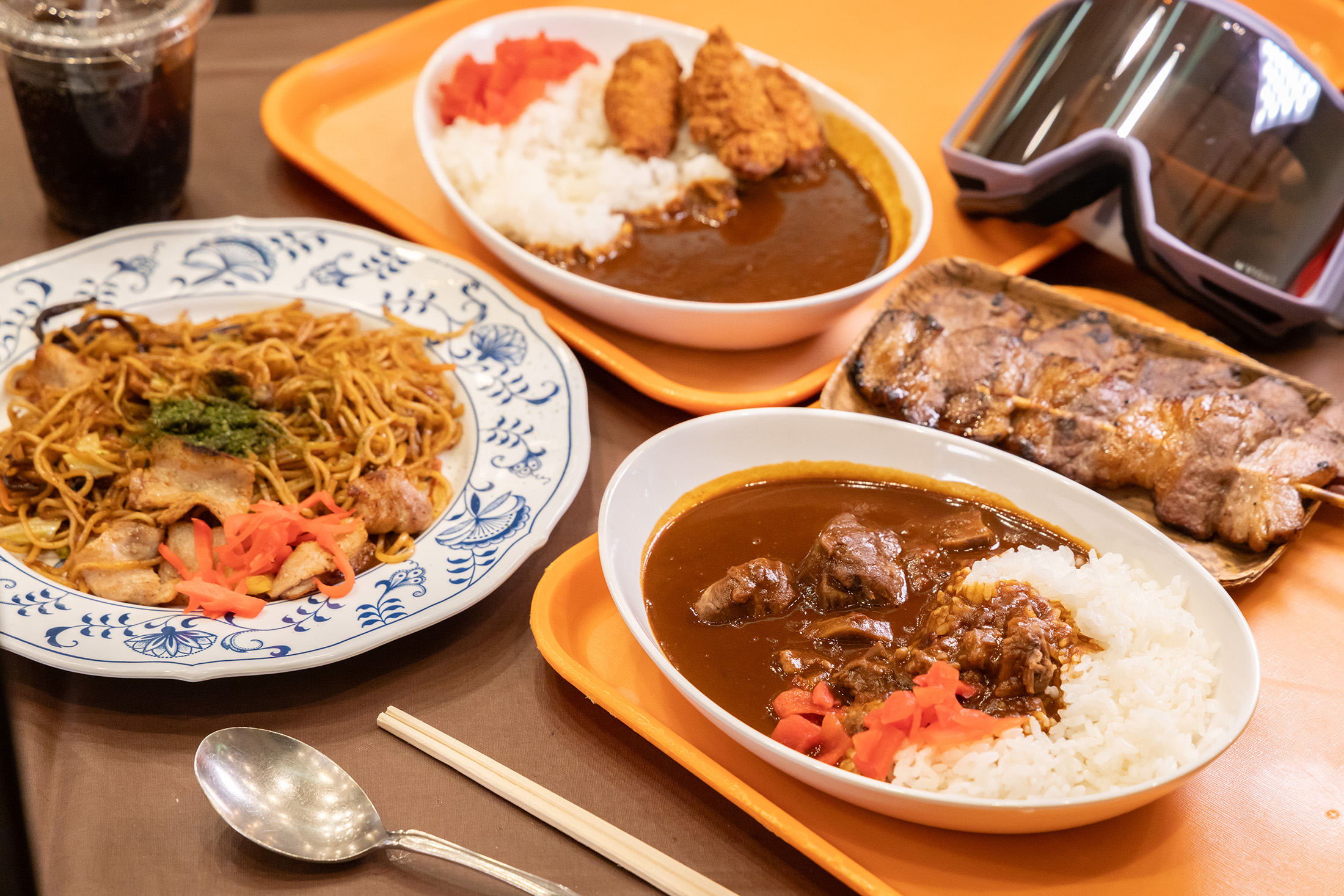 美食廣場裡有「和牛咖哩（下）」「炸牡蠣咖哩（上）」（皆2,000日圓／份，約NT$430），「豬肉日式炒麵（左）」「牛舌串烤（右）」（皆1,000日圓／份，約NT$215）。