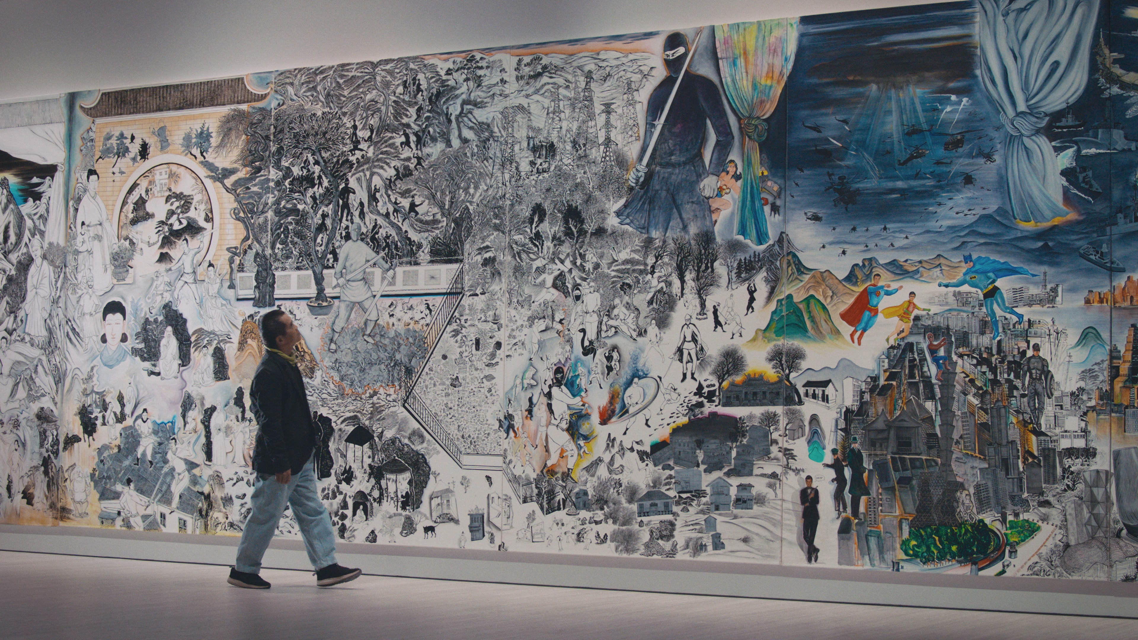 李明則解析〈走自己路的〉（2017-2024）創作，以台語命名具雙重意味，「一個就是我畫畫的路，一個就是台灣自己走的路。」    （公視提供）