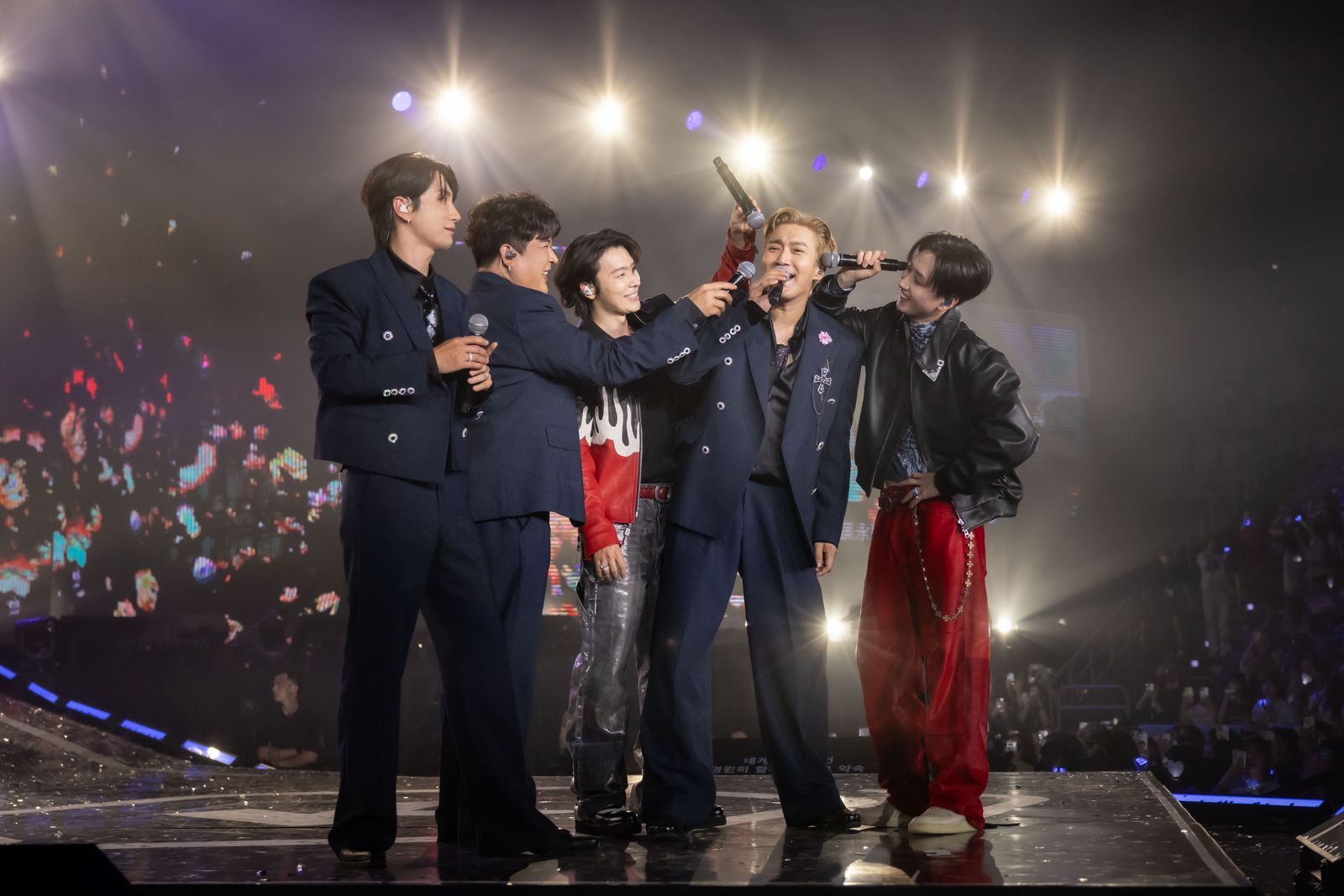 SUPER JUNIOR五位成員在表演尾聲驚喜合體帶來出道曲〈Miracle〉。(KKBOX提供)