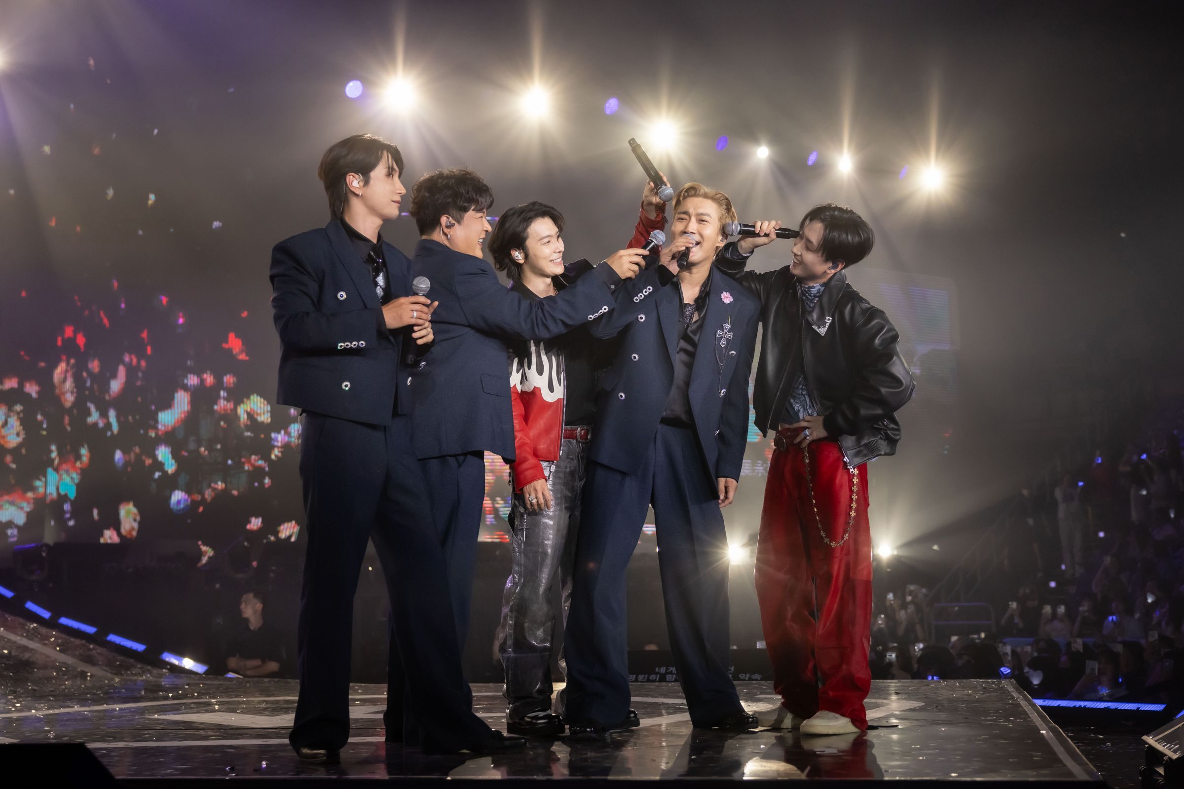 SUPER JUNIOR五位成員在表演尾聲驚喜合體帶來出道曲〈Miracle〉。（KKBOX提供）