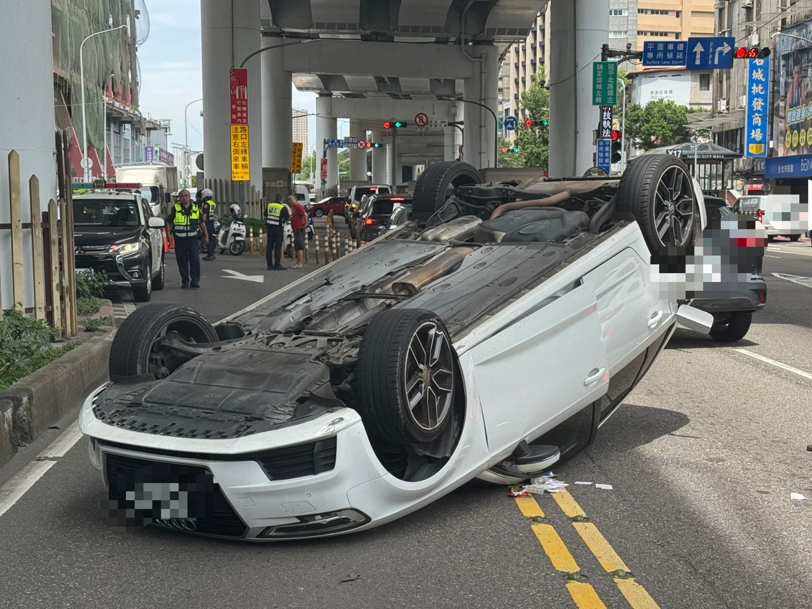 奧迪駛上市民大道突翻車 尖峰時刻駕駛都崩潰了