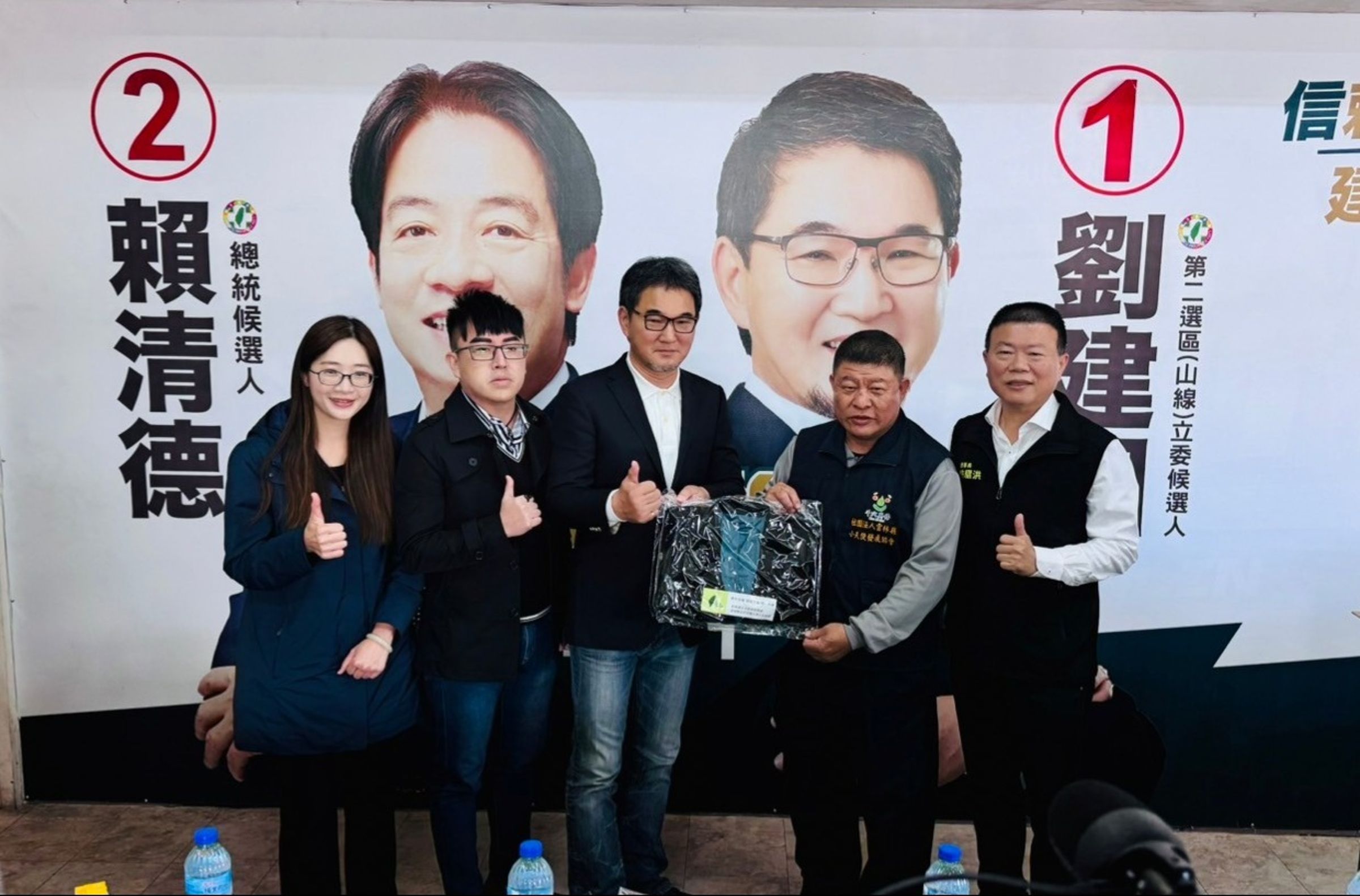 民進黨立委劉建國今與雲林縣全民信賴台灣之友總會舉辦送外套給弱勢兒童暖心活動。（翻攝畫面）