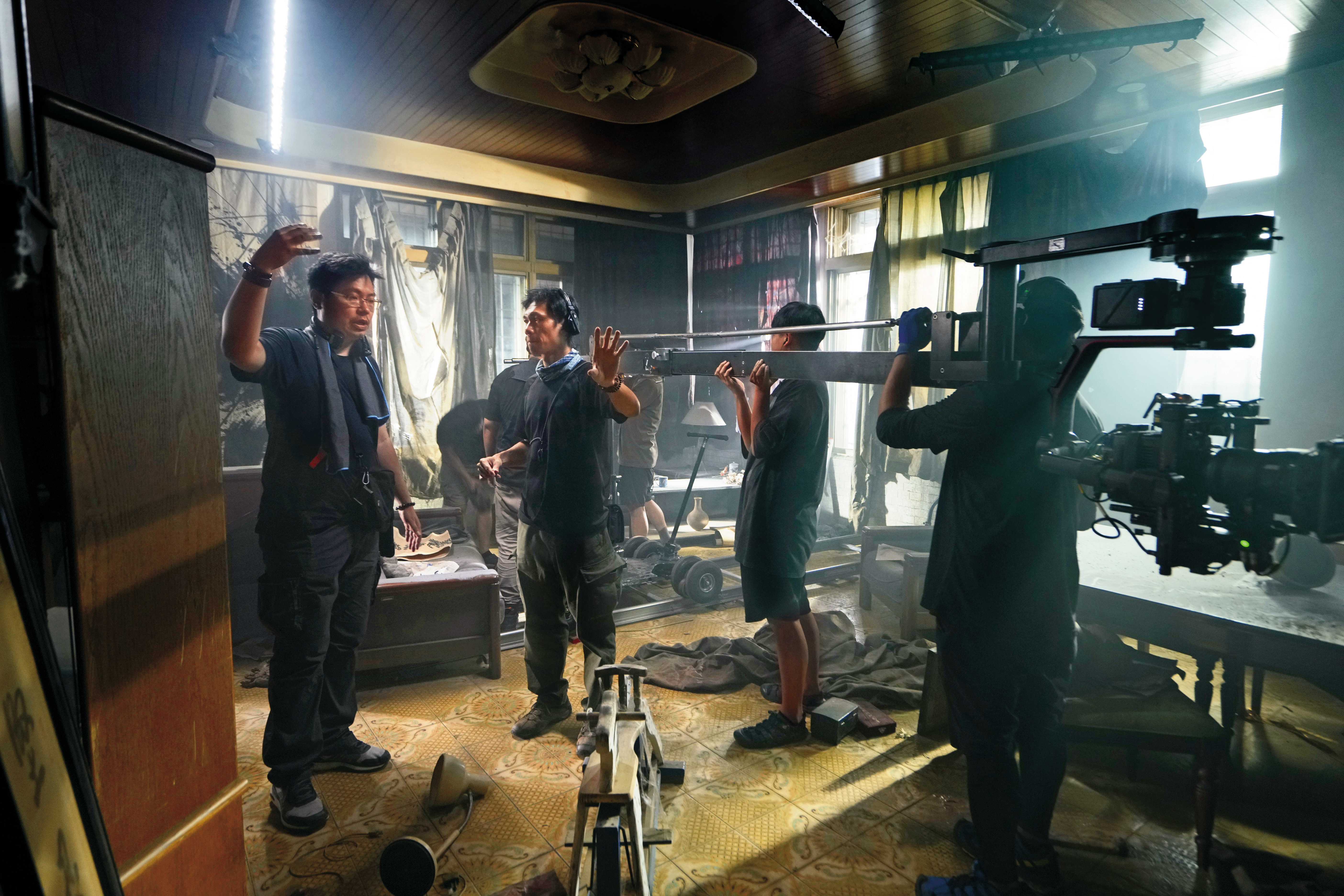 導演解孟儒（左1）認為與攝影指導陳麒文（左2）能配合實際狀況因應，甚至連表演都考慮到。（天予電影提供）
