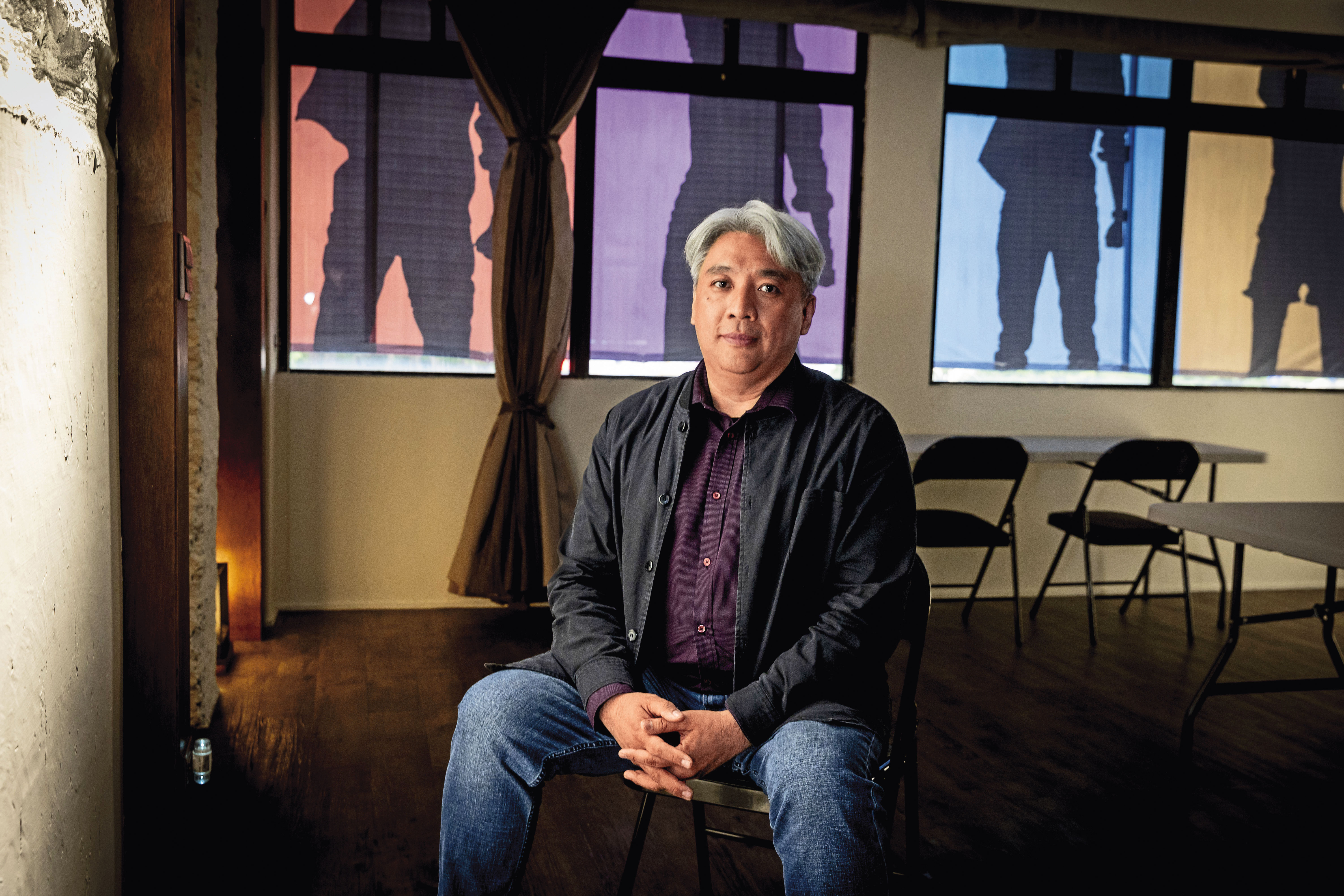 陳曉煒（圖）與教友、母親一起動員，在家中和教會分裝連署書。