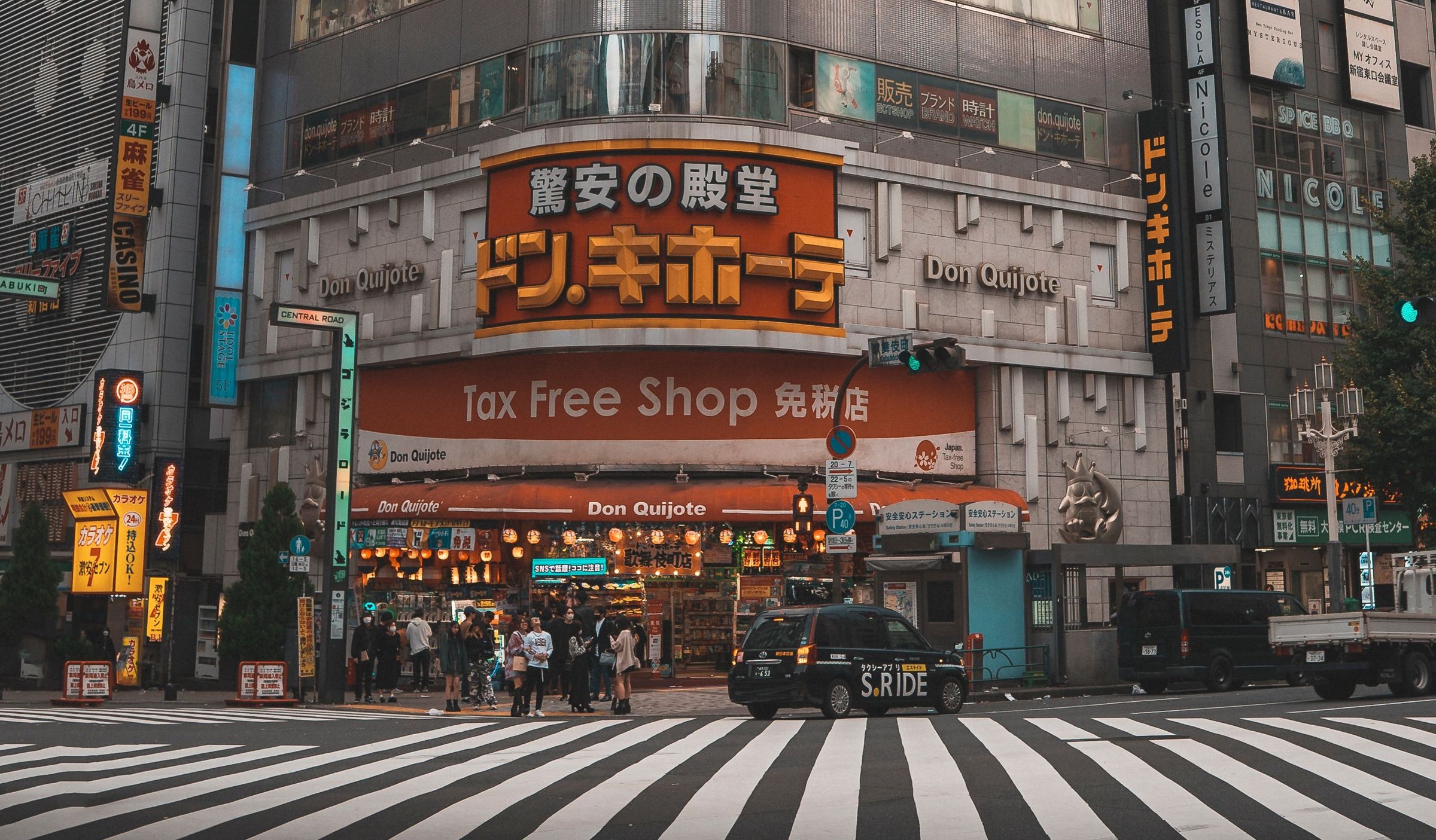 日本連鎖賣場唐吉訶德率先於5日宣布，旅客在店內辦理退稅的手續費將維持「0元」。（pexels提供）