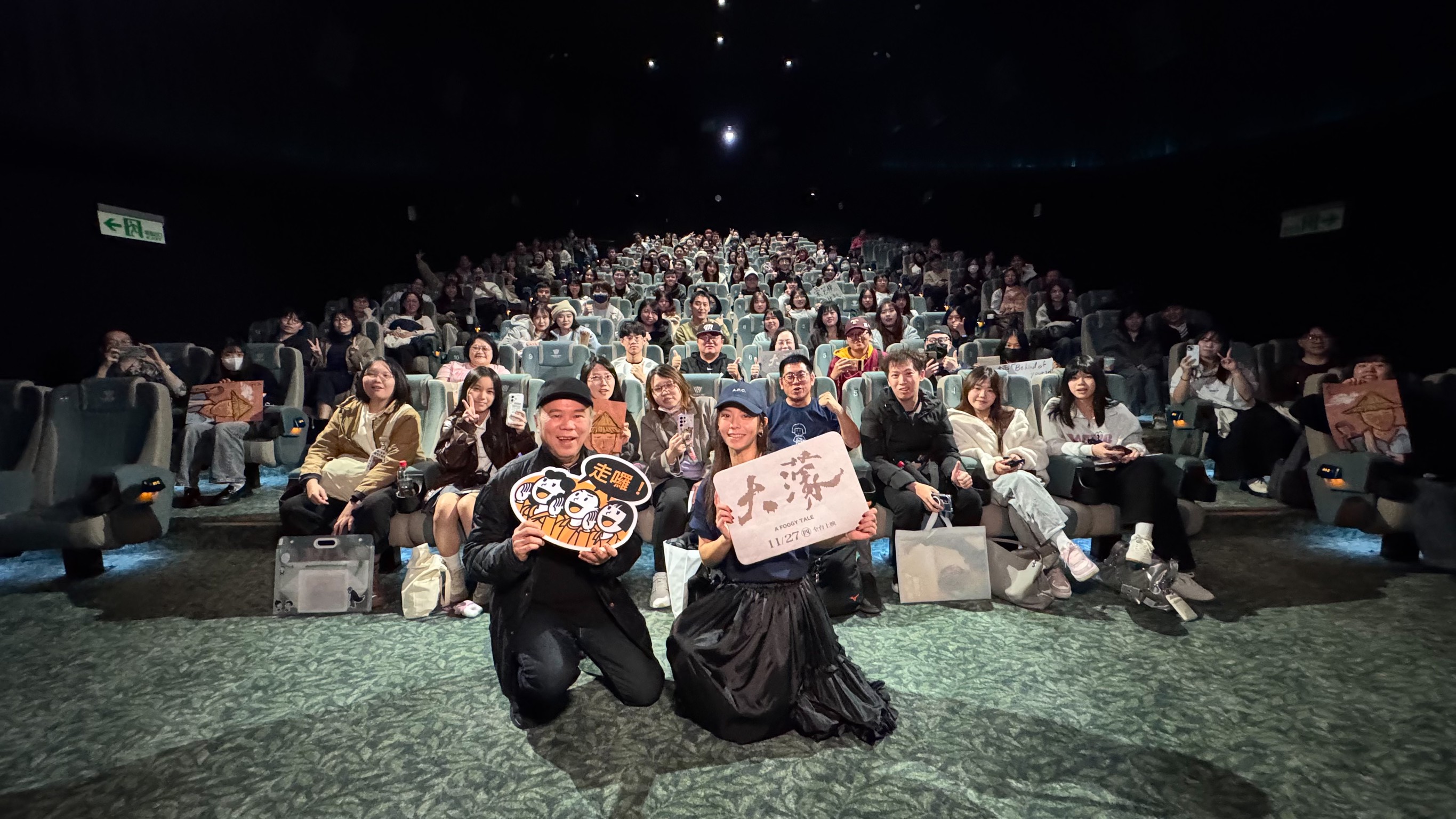 剛自美國返台的宋芸樺（右）與導演陳玉勳（左）在戲院和觀眾面對面分享。（華文創提供）