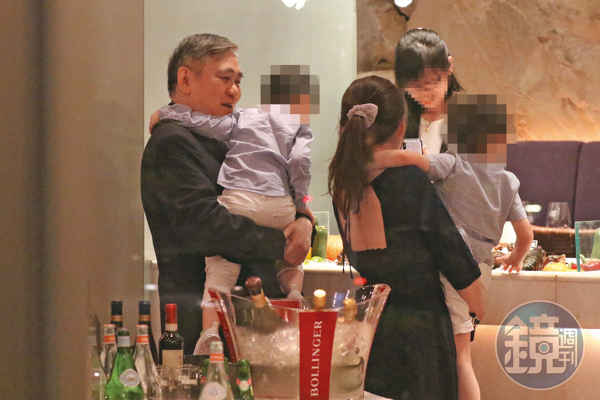 因為孫子長期在日本,相隔兩地,王文洋(左一)每次看到孫子時,都非常喜悅。左三為麻衣。