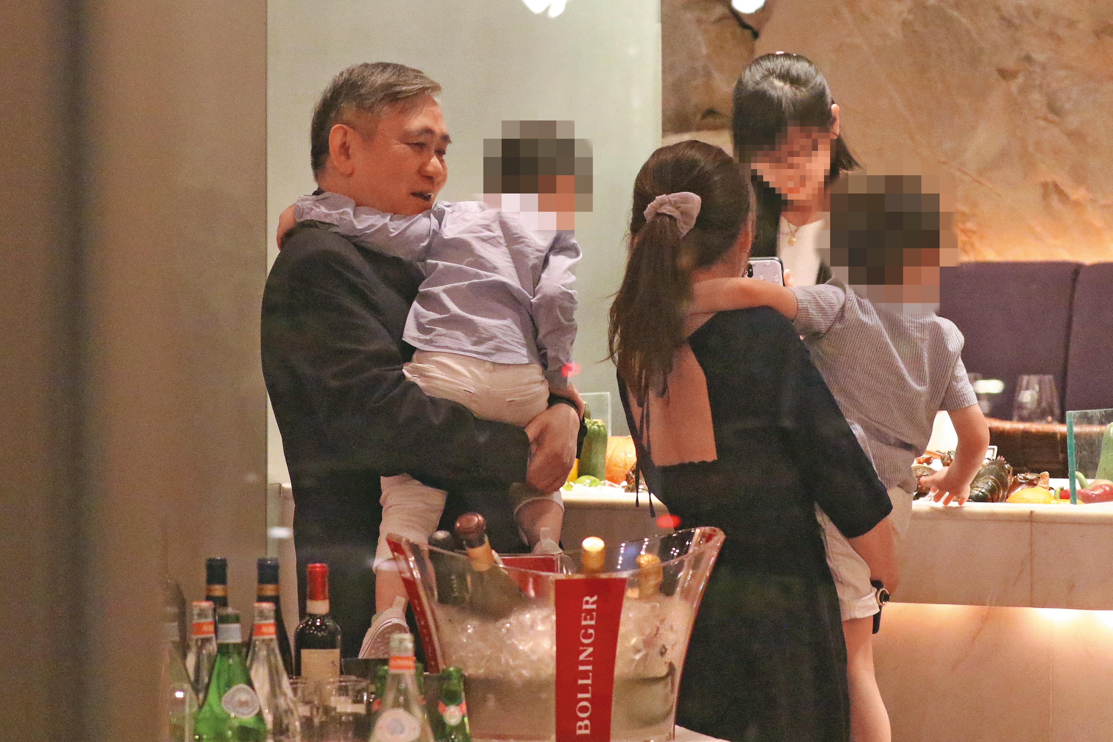 因為孫子長期在日本，相隔兩地，王文洋（左一）每次看到孫子時，都非常喜悅。左三為麻衣。