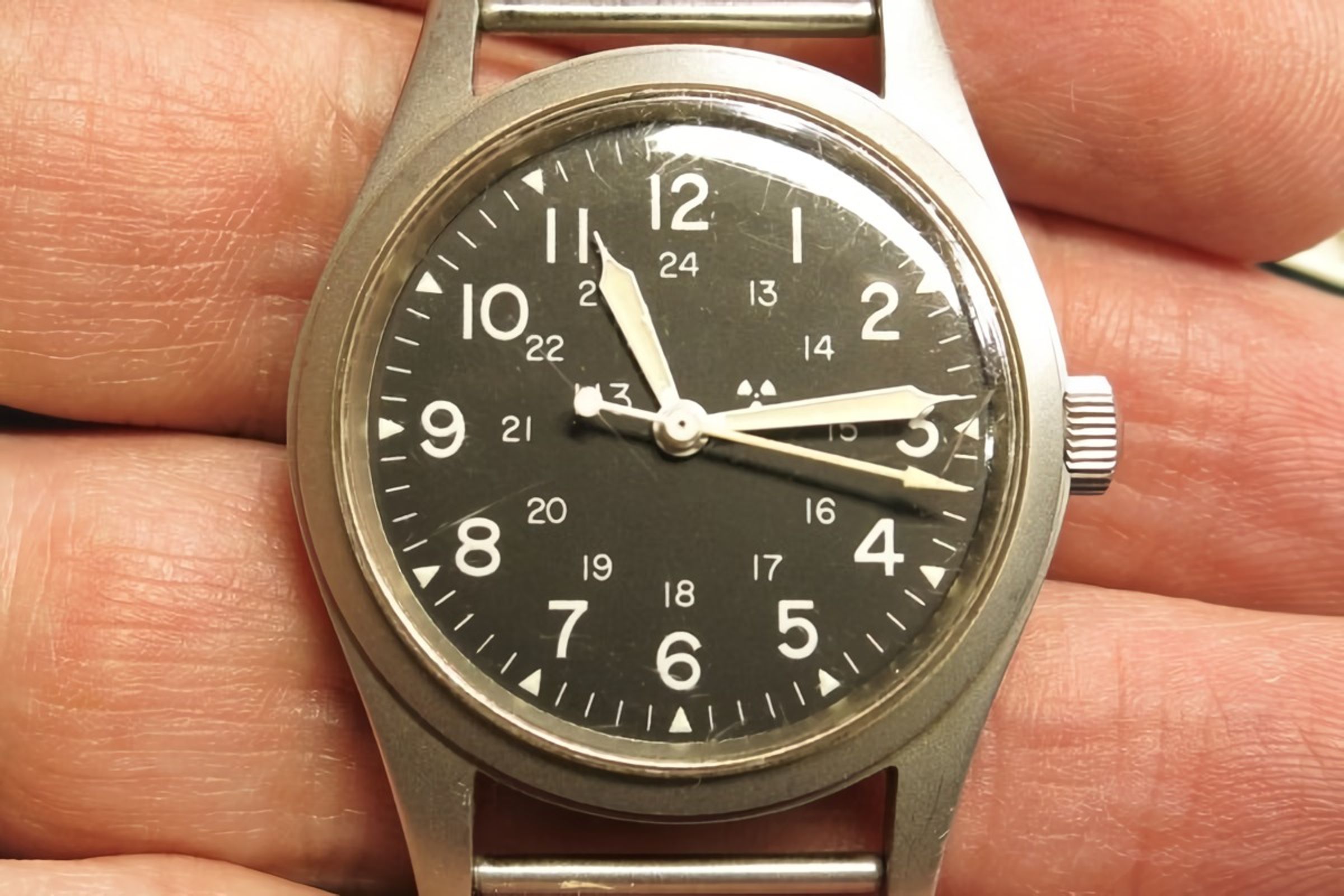 Hamilton 生產的 MIL‑W‑46374D Type I 軍錶,屬冷戰後期美軍公發軍錶主力款,配備氚夜光與不鏽鋼錶殼。