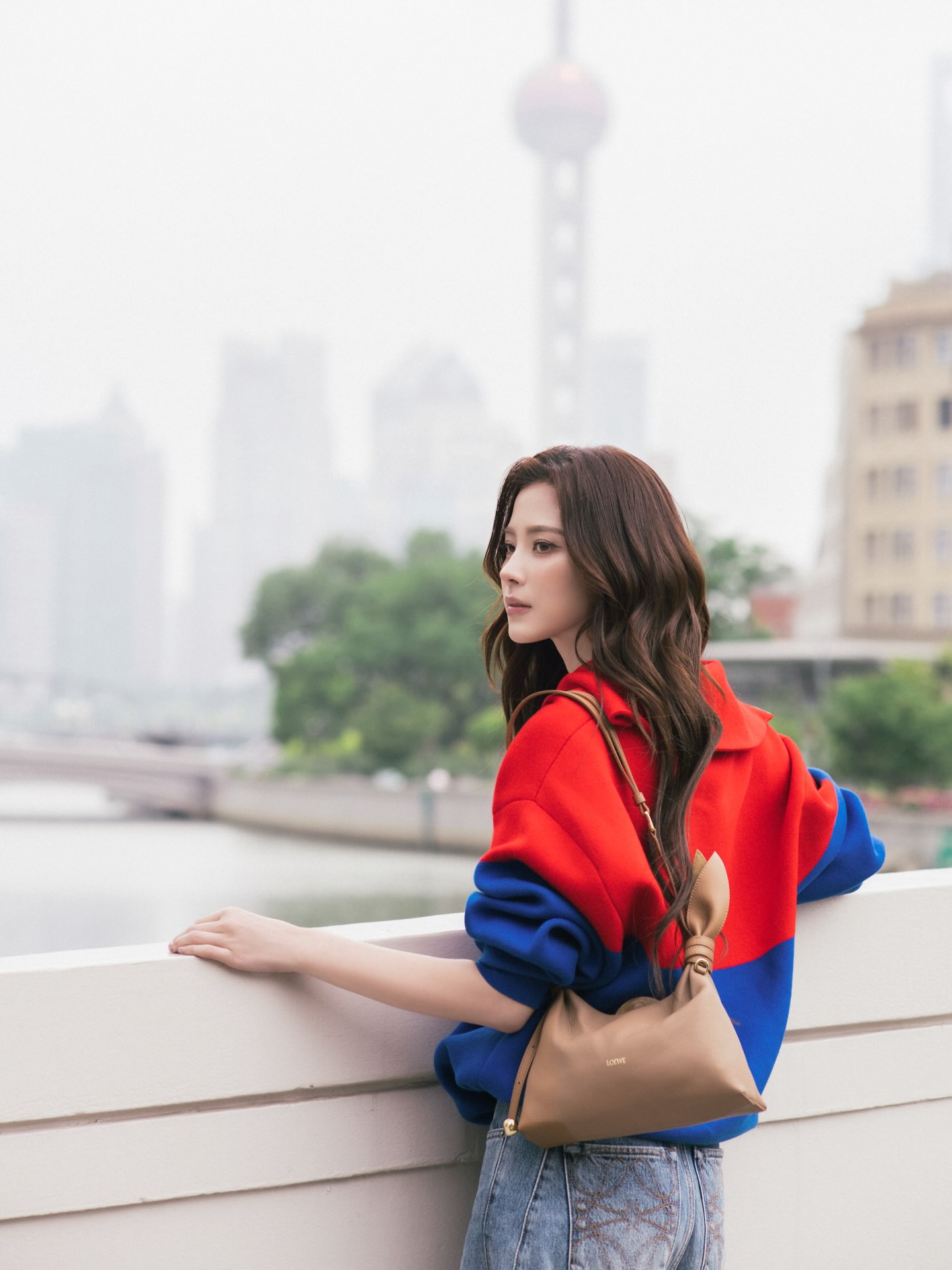 LOEWE品牌大使Baifern示範Scarf包款。NT$78,000（羅威提供）       