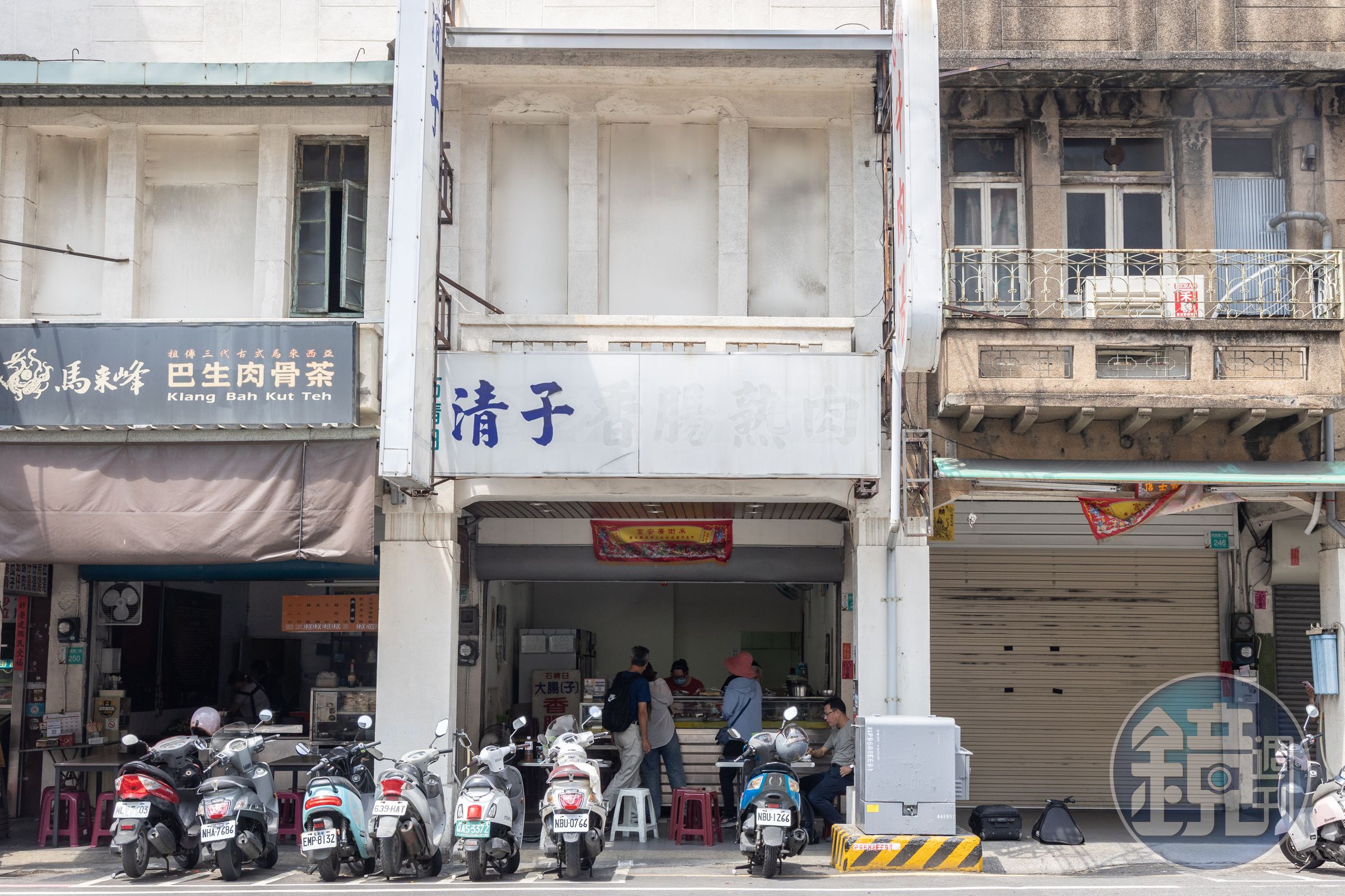 斑駁的招牌代表老店歷史,清子從少女時期就跟父親一起做香腸熟肉。