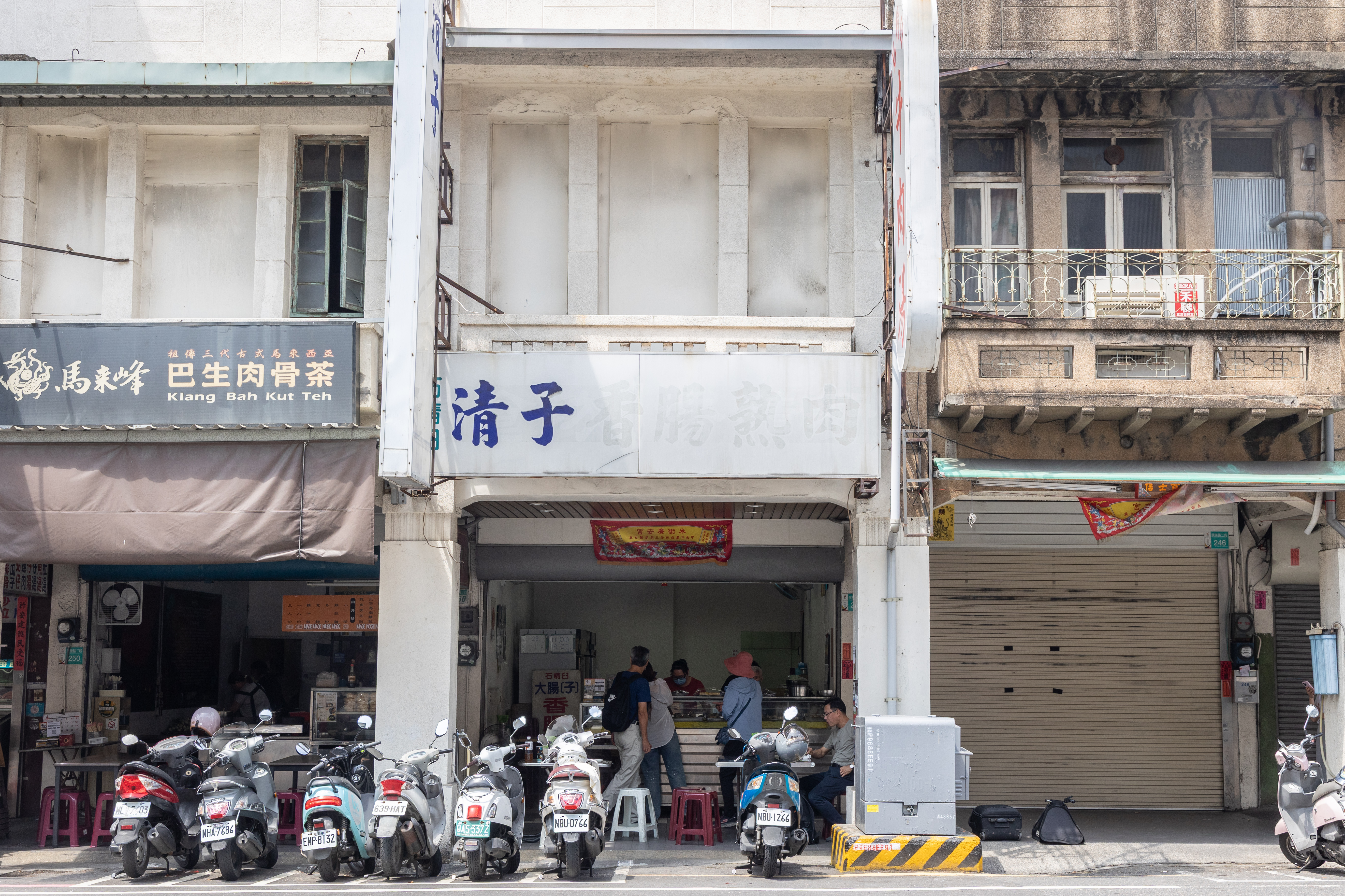 斑駁的招牌代表老店歷史，清子從少女時期就跟父親一起做香腸熟肉。