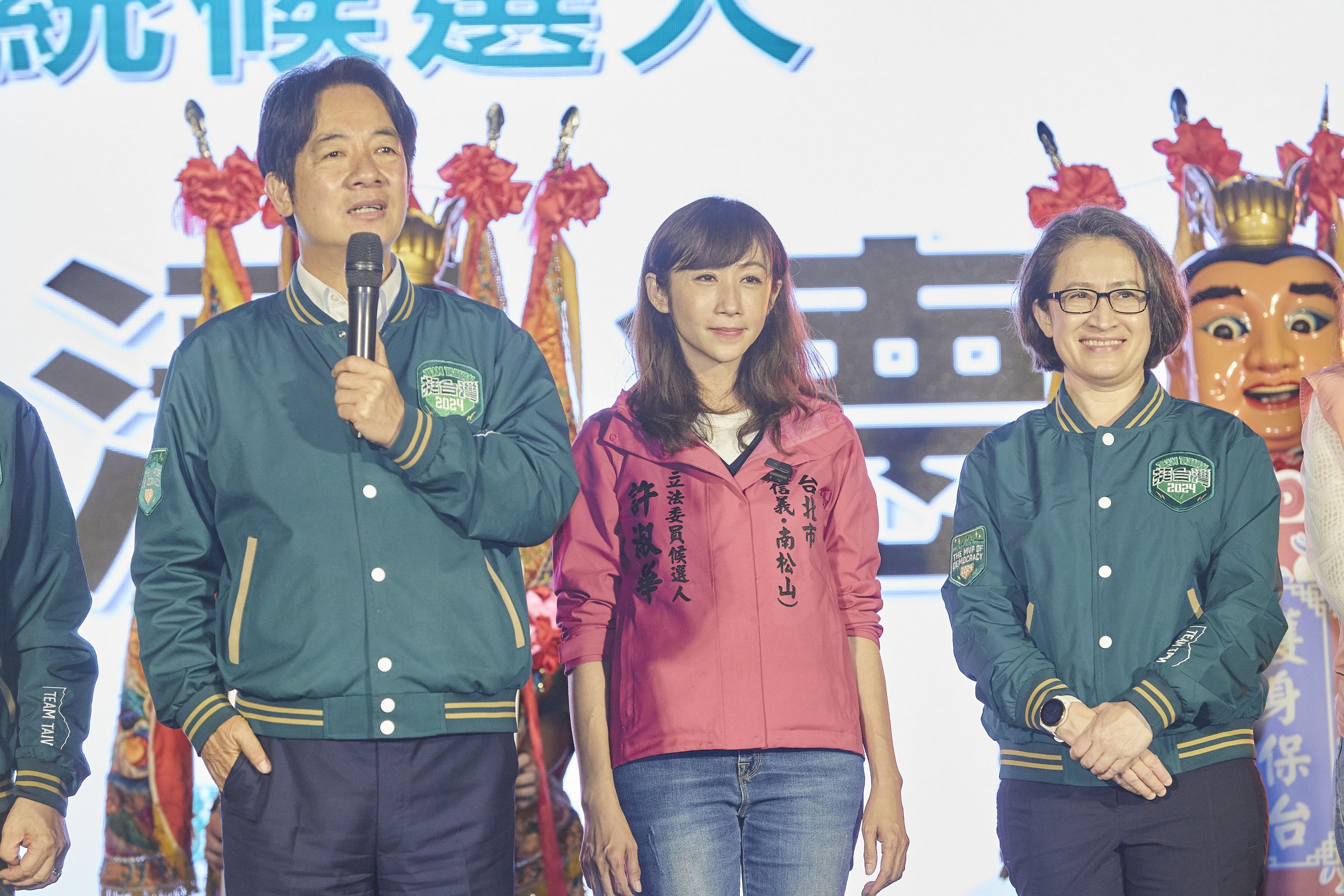 賴清德強調，許淑華專業問政、表現突出，服務案件超過七萬件，還到菜市場擺攤提供免費法律服務，把青春都貢獻給選民。