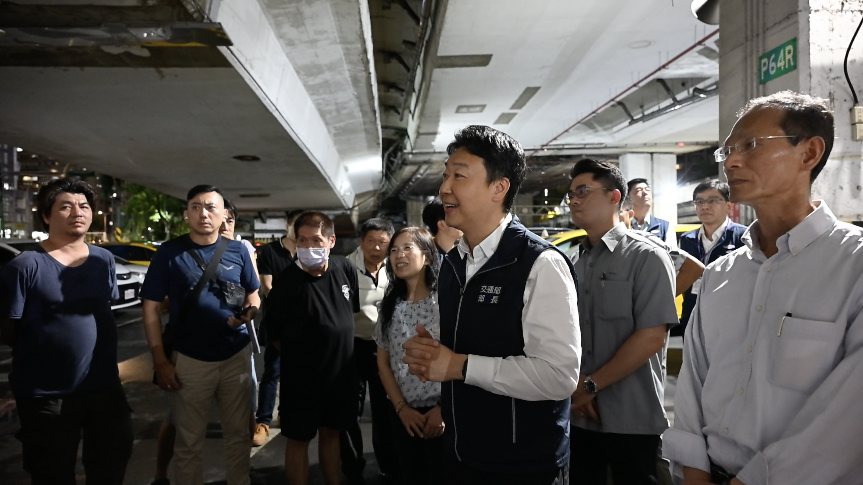 交通部長陳世凱8日晚間前往台北市建國計程車服務站,同時宣布油價補助措施最高提高至1.5萬元。(交通部提供)