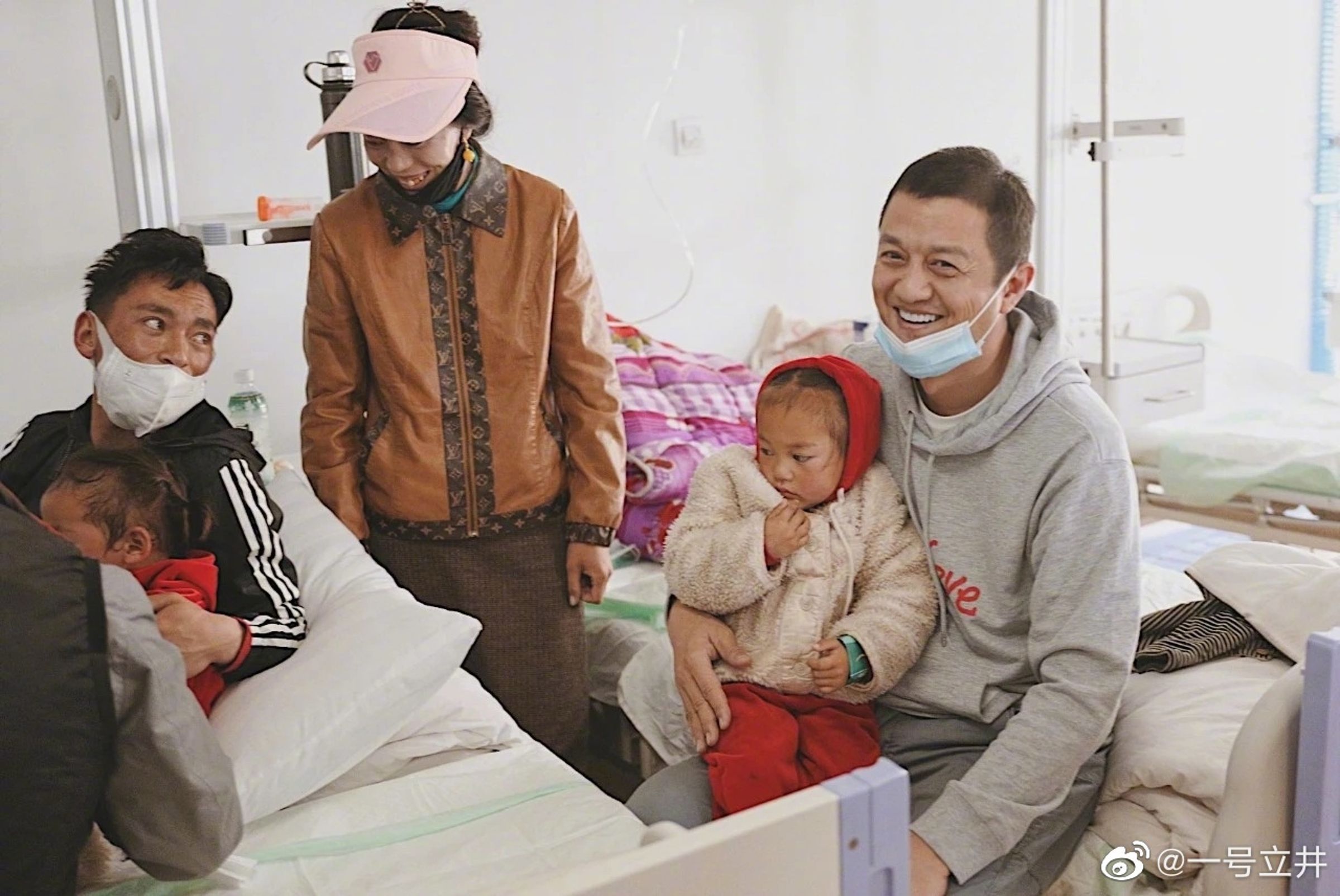 因為女兒李嫣患有唇顎裂，李亞鵬因而創立北京嫣然天使兒童醫院，歷年來幫助無數唇顎裂患者恢復樣貌。（李亞鵬微博）