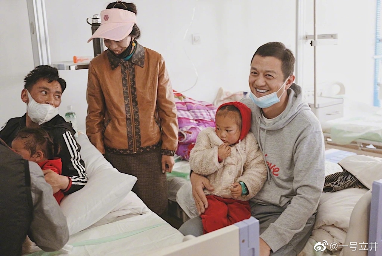 因為女兒李嫣患有唇顎裂，李亞鵬因而創立北京嫣然天使兒童醫院，歷年來幫助無數唇顎裂患者恢復樣貌。（李亞鵬微博）