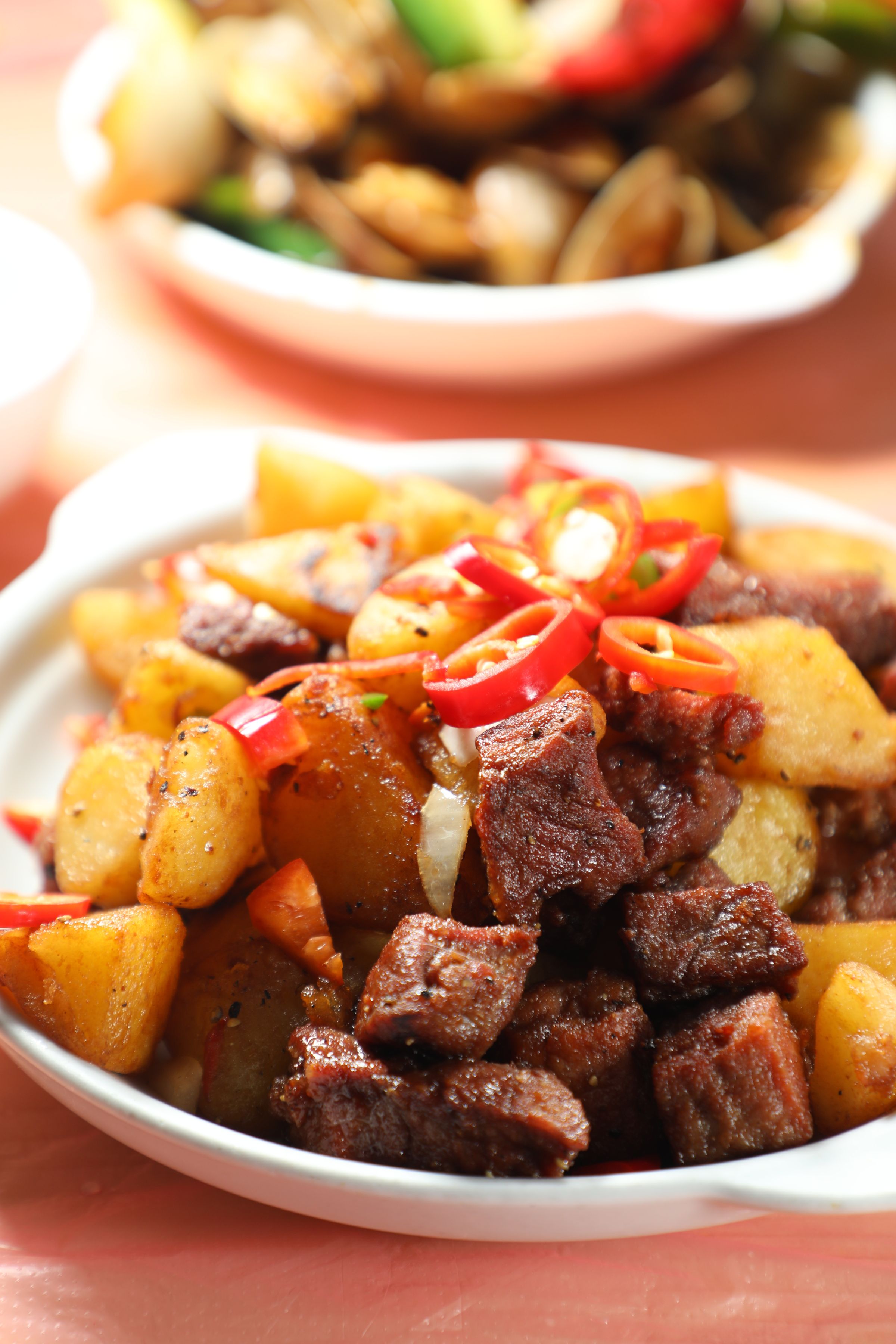 「黑椒薯仔牛柳粒」的牛肉軟嫩而有肉感，馬鈴薯入口鬆化。（港幣138元／份）