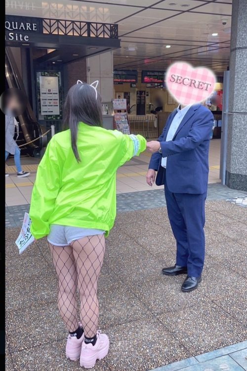 花芽穿超短熱褲與網襪助選。(翻自X平台)