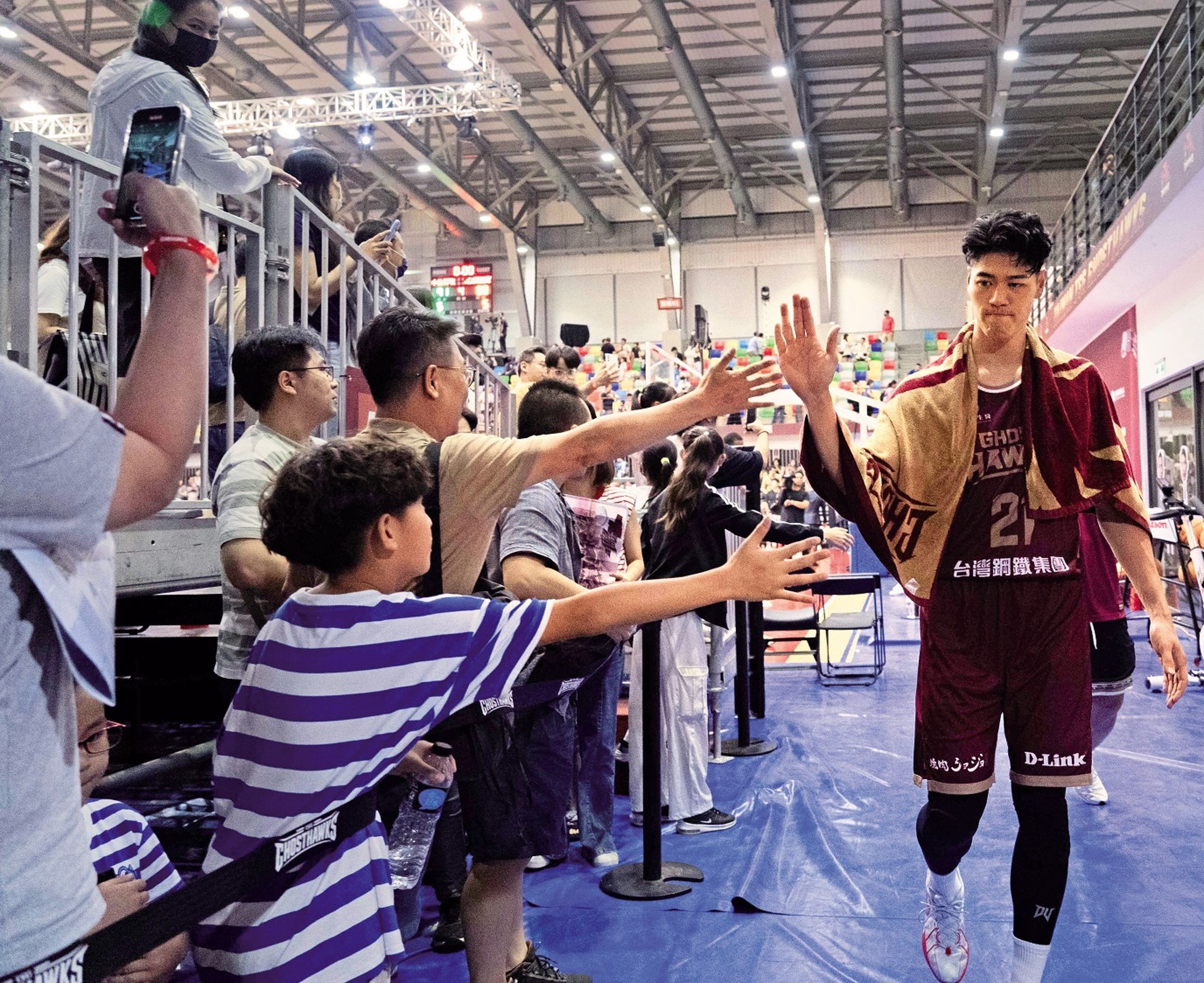 球迷們場邊支持吶喊，成為呂冠霆越挫越勇的動力。（台鋼獵鷹提供）