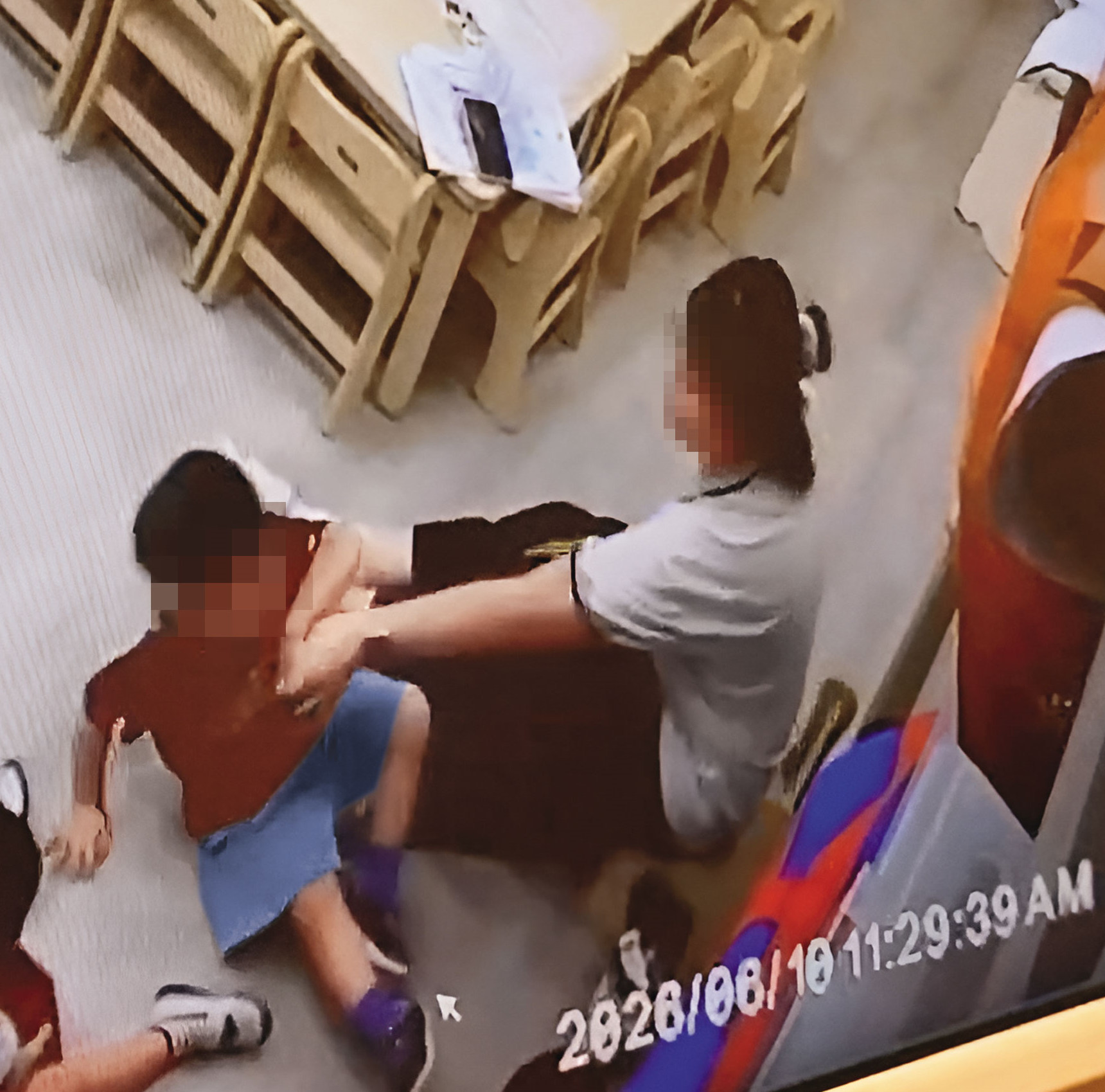 林姓老師(右)在全班面前推打男童(左)、呼巴掌,導致男童跌倒大哭。(讀者提供,被害人已變裝處理)