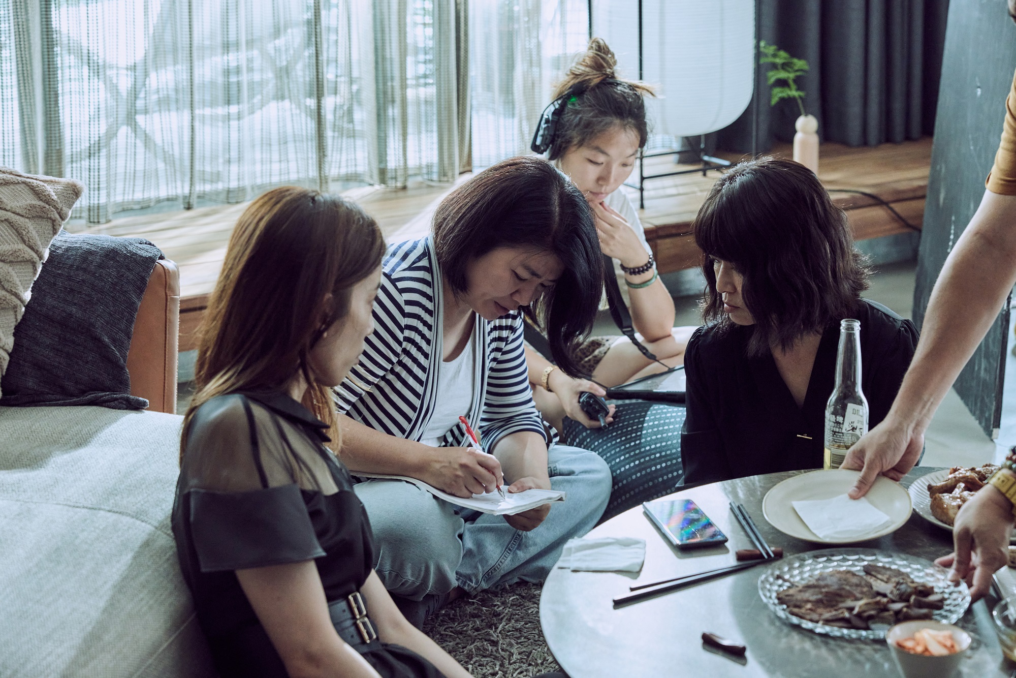 嚴藝文（中）執導時得順應每位演員個性調整溝通方式。（Netflix提供）