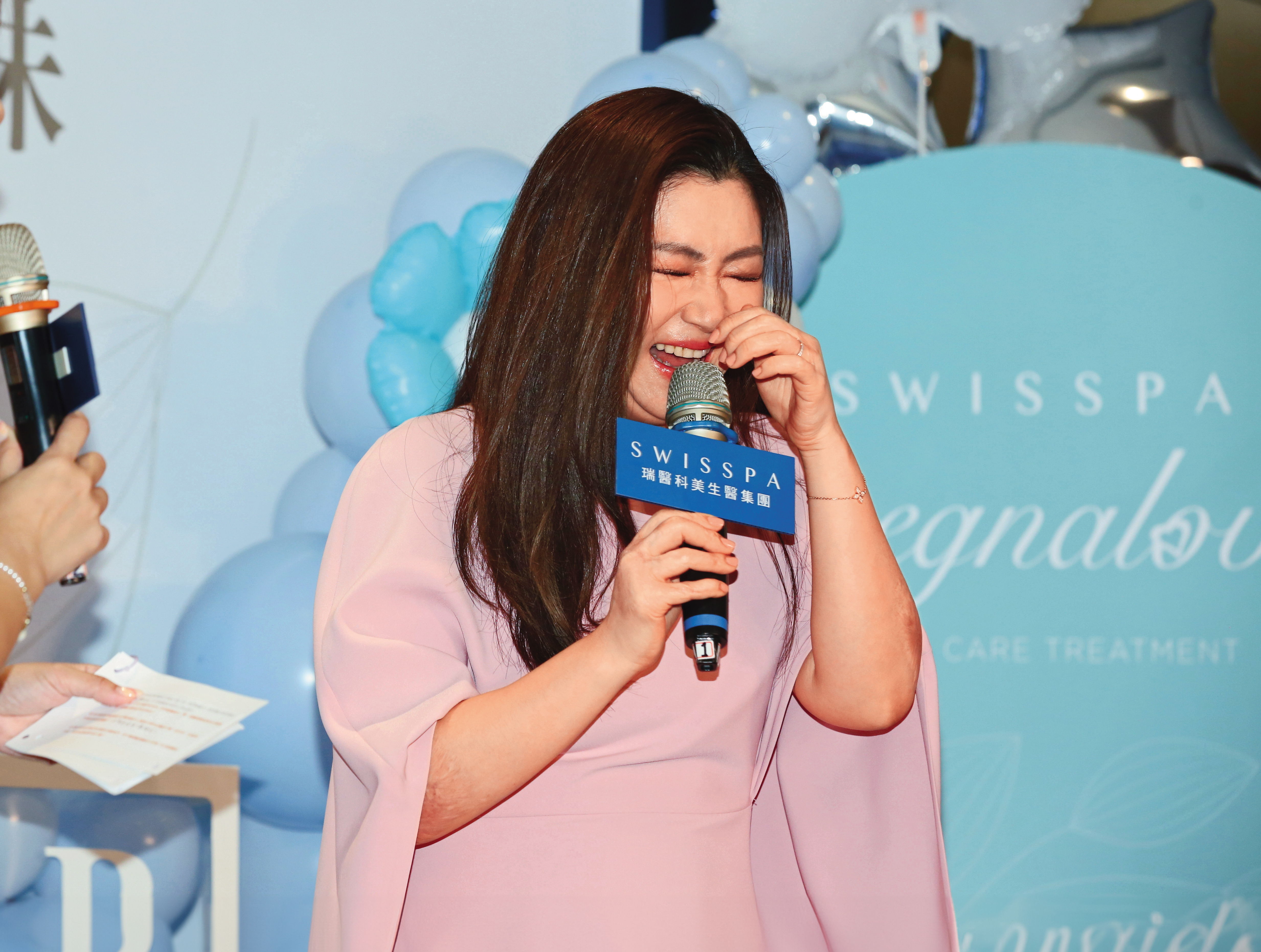 人家是靠爸族、靠媽族，Selina靠兒子賺得缽滿盆滿，這笑容…看樣子賺得不少。