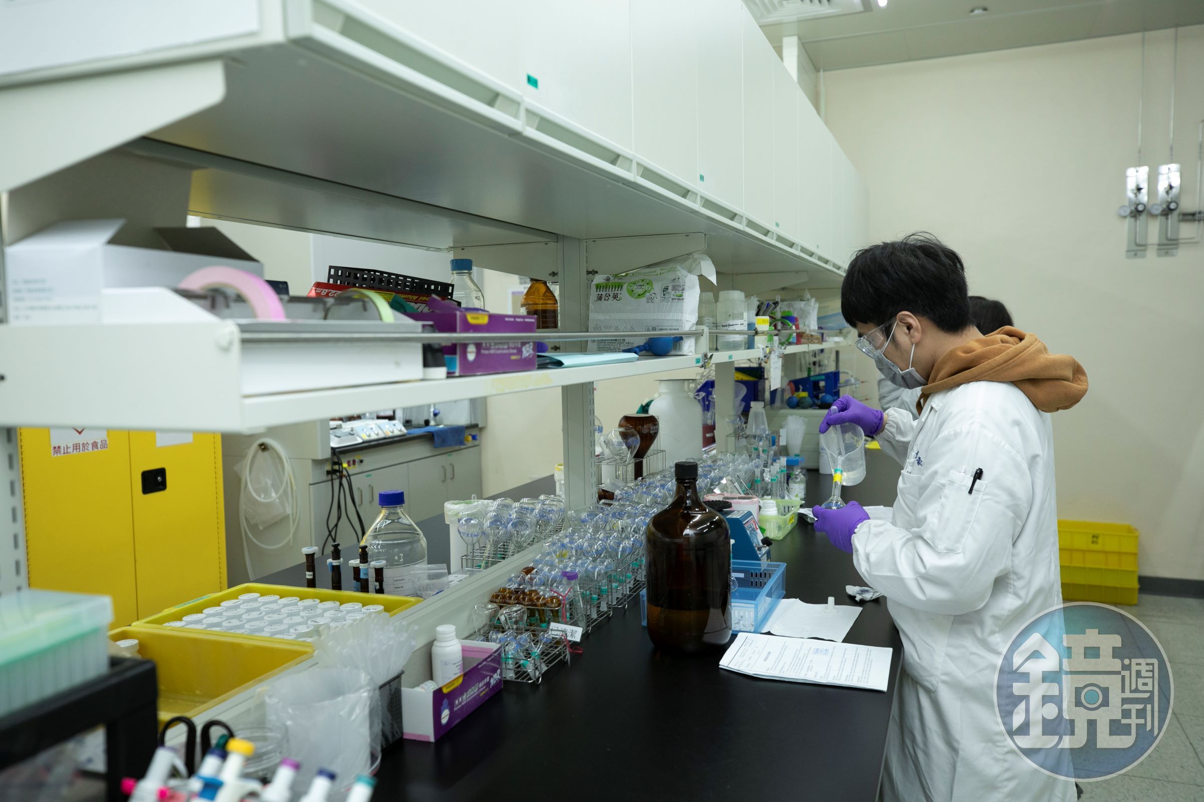 鍾威凱投下5億元升級研發、生產的軟、硬體,還積極培養能進行現場疾病診斷、飼養管理建議、以及飼料配方的營養諮詢團隊。