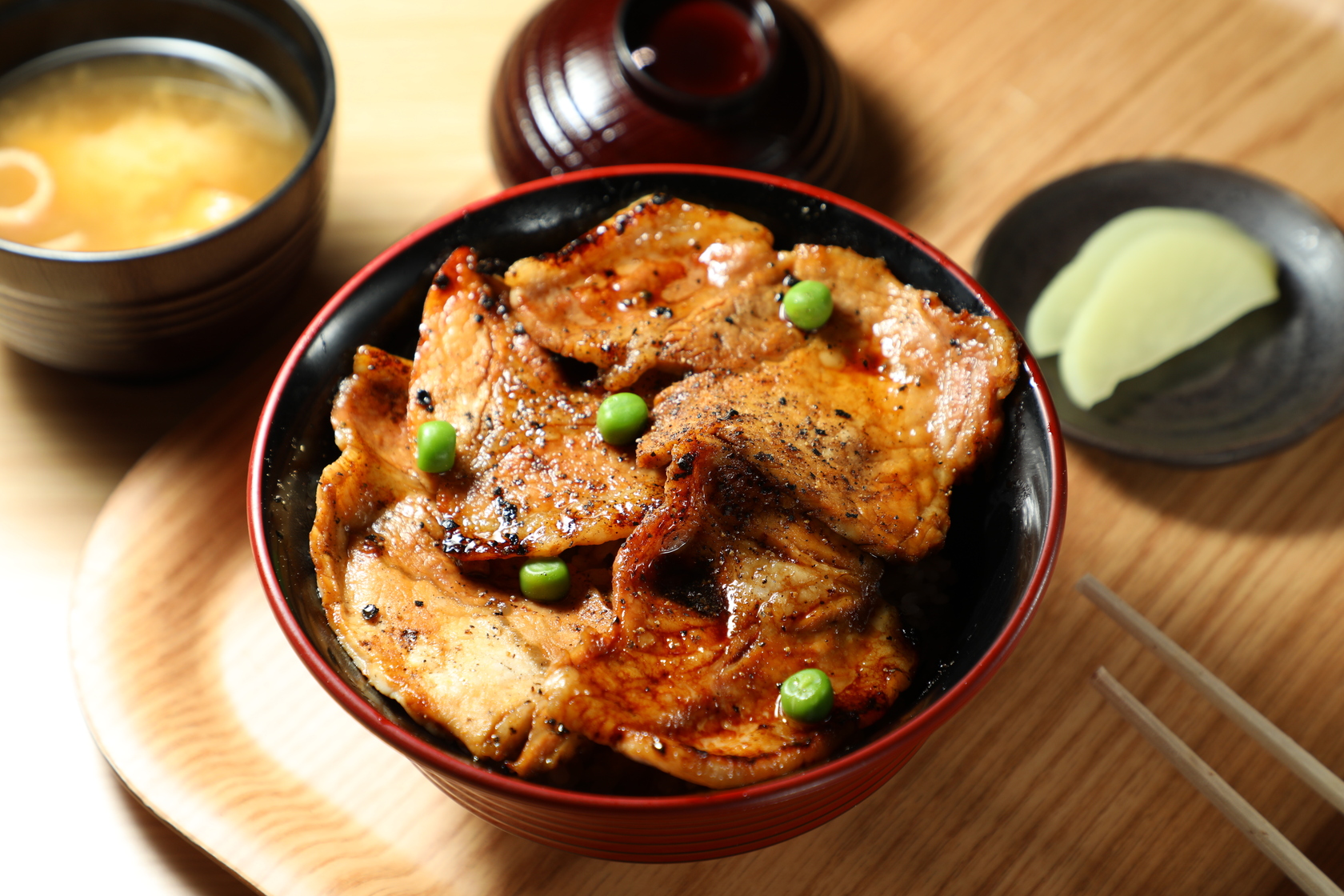 口耳相傳必吃的豬肉蓋飯。（1,080日圓／份，約NT$222）