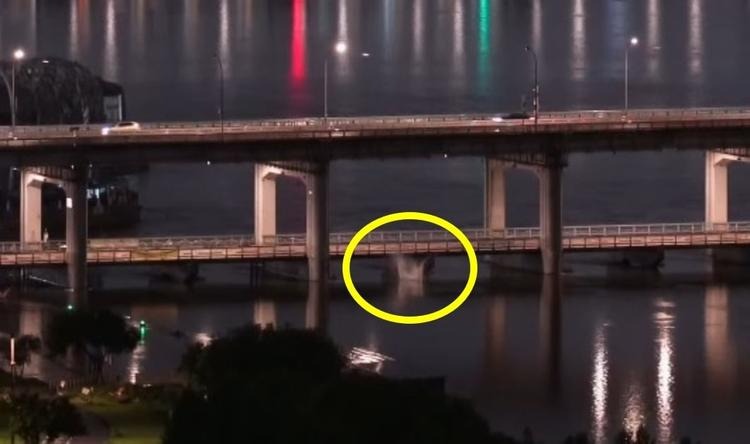 驚悚直播！即時影像拍到民眾從漢江大橋落水，網驚呼結局太神。（翻自《NEWS 1》）