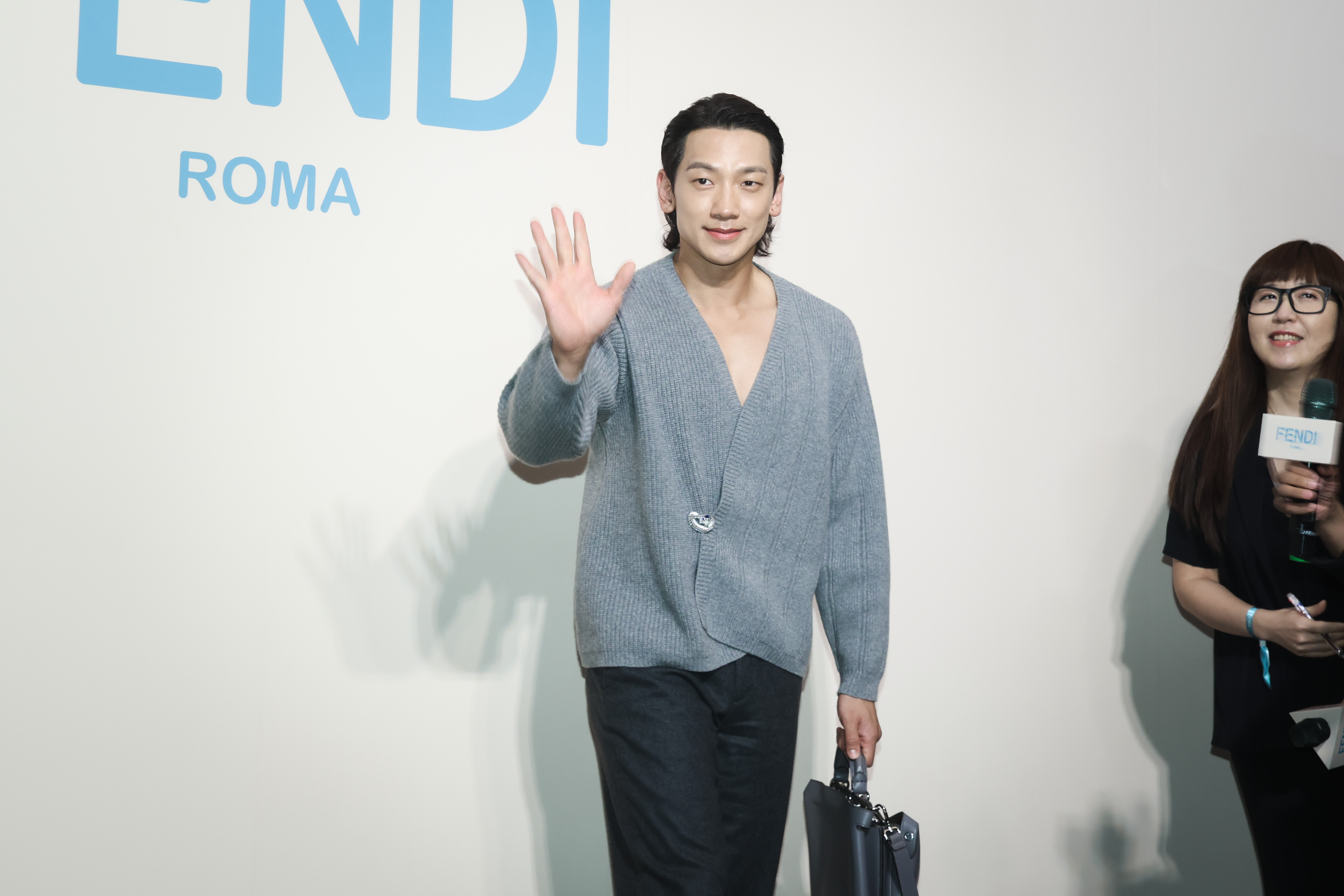 Rain以露出胸肌的羊絨開襟衫展現超壯身材。