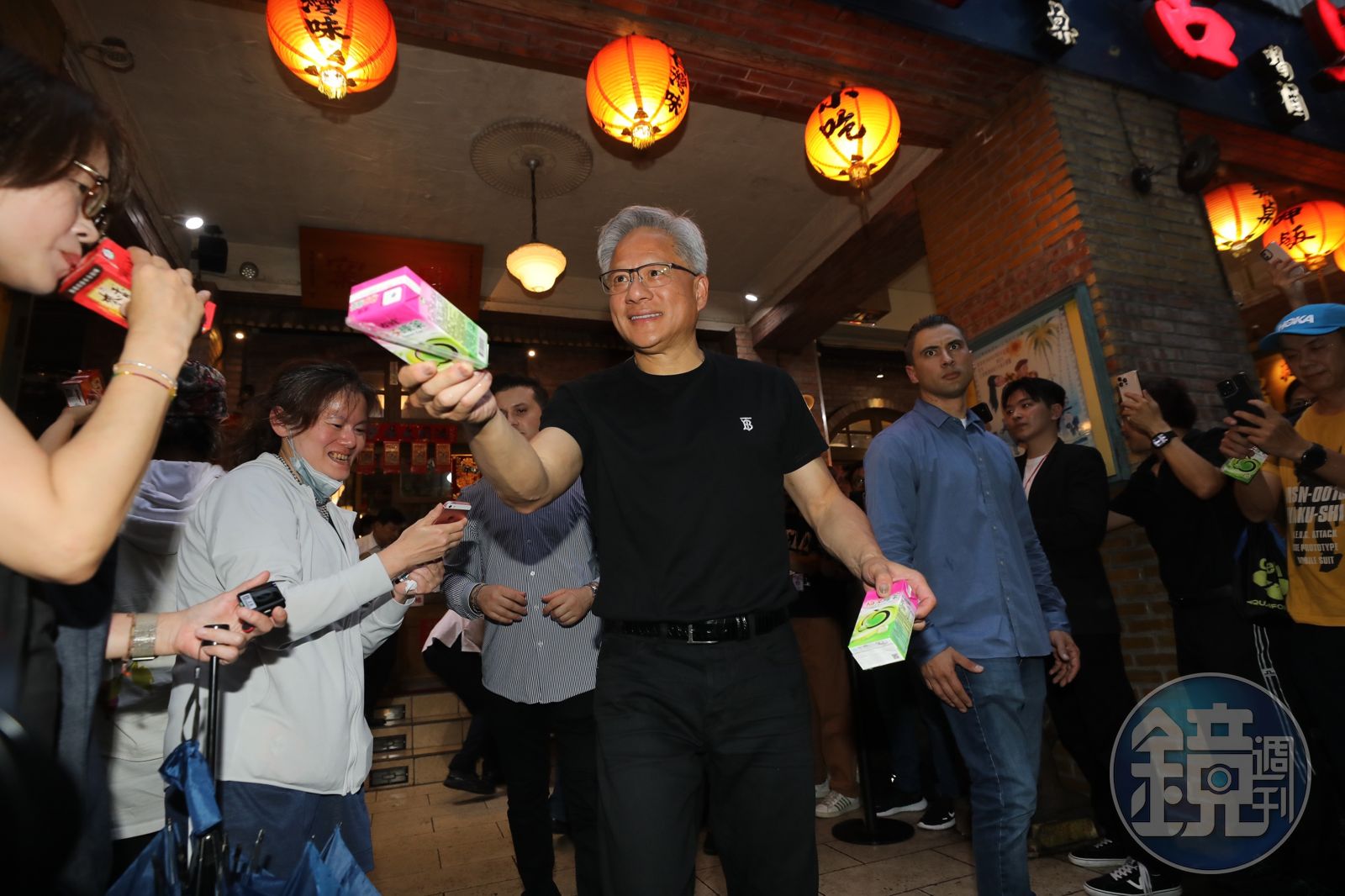 黃仁勳在現場發起飲料，相當親民