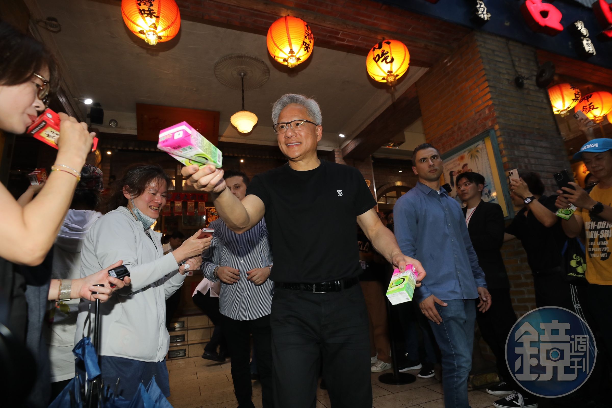 黃仁勳在現場發起飲料,相當親民。