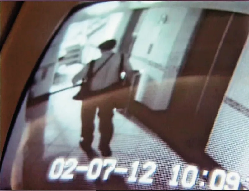 犯案後，張嘉瑤提著背包進入朋友住的大樓，被監視器清楚拍下。（翻攝畫面）