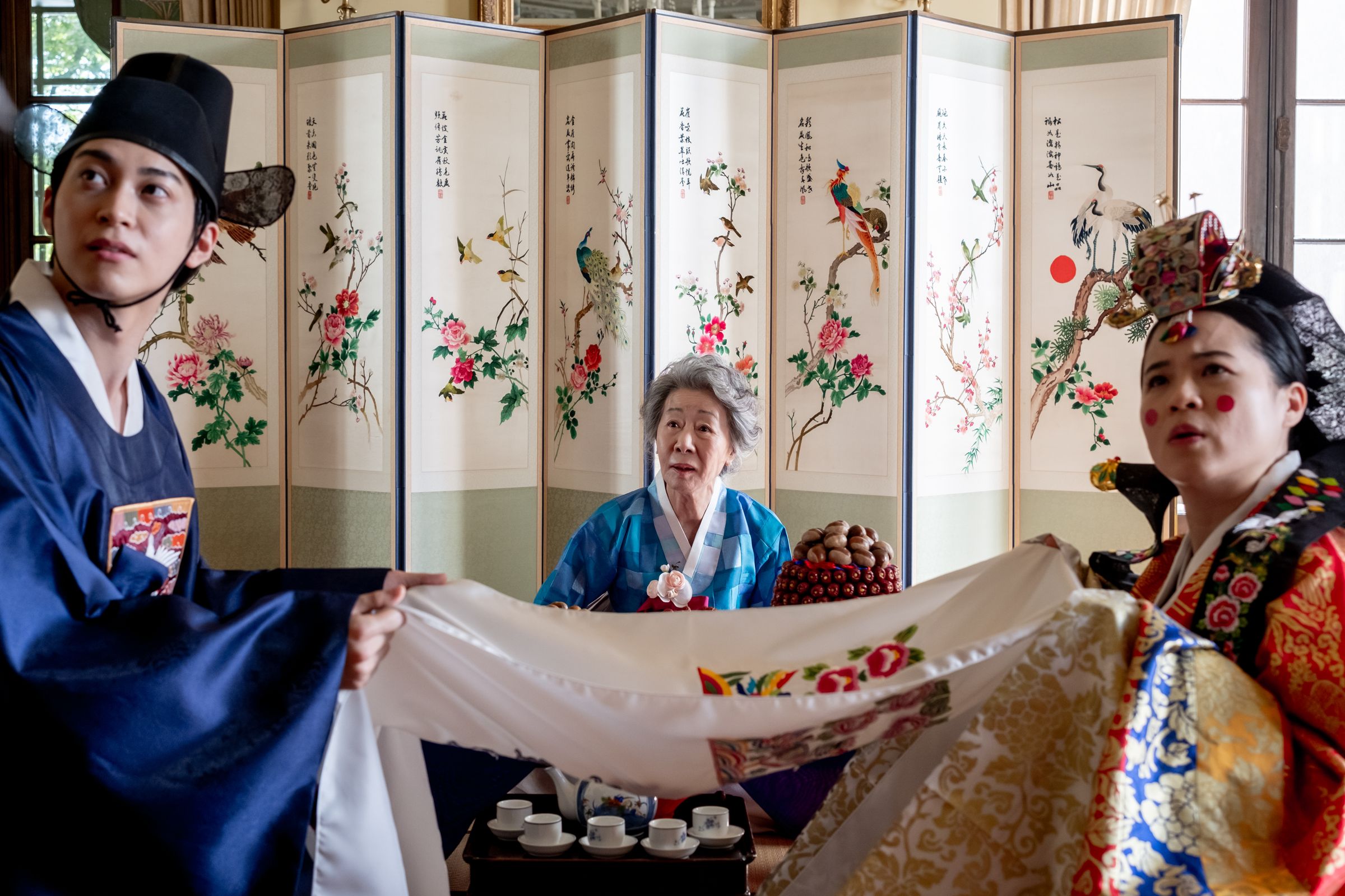 韓基燦(左起)、尹汝貞、凱莉瑪麗陳,在《囍宴》演繹韓國傳統儀式的婚禮,跟原版相比,少了很多吃喜酒跟性的笑話。(UIP提供)