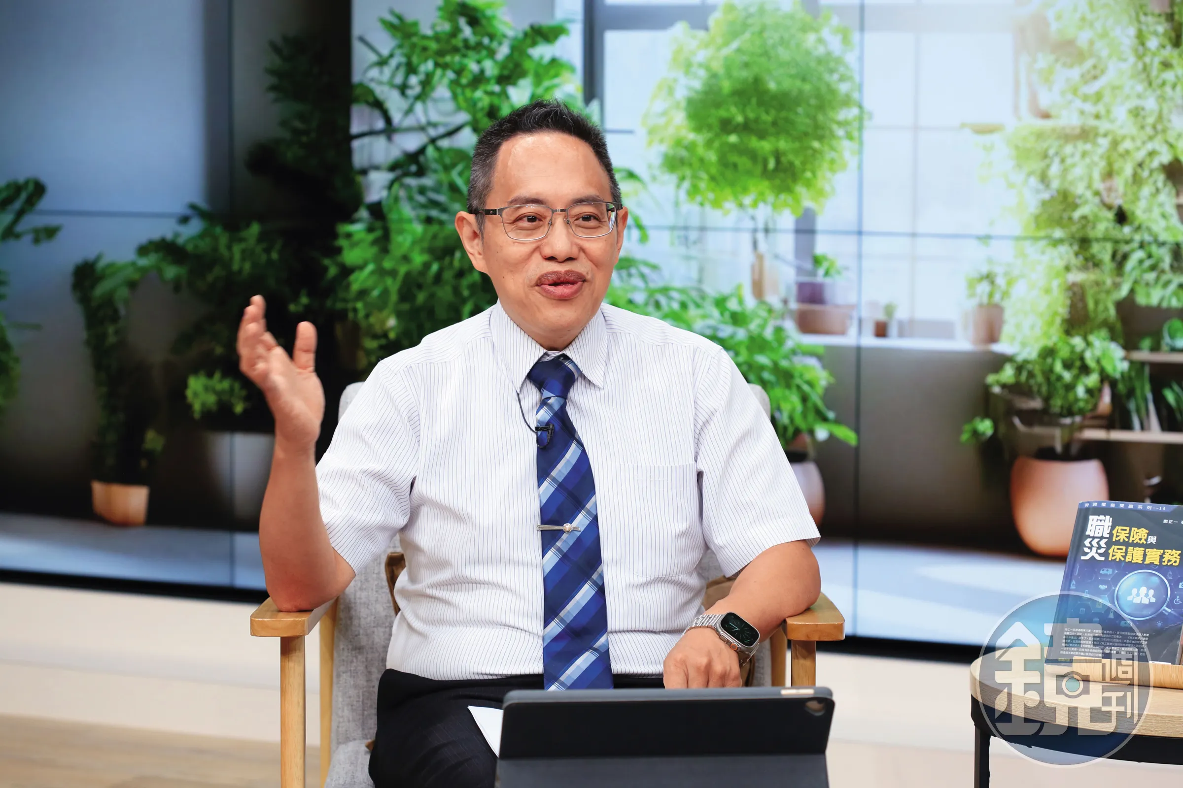 鄭正一表示，勞保投保在職業工會，最好選擇與薪資相近的投保級距。